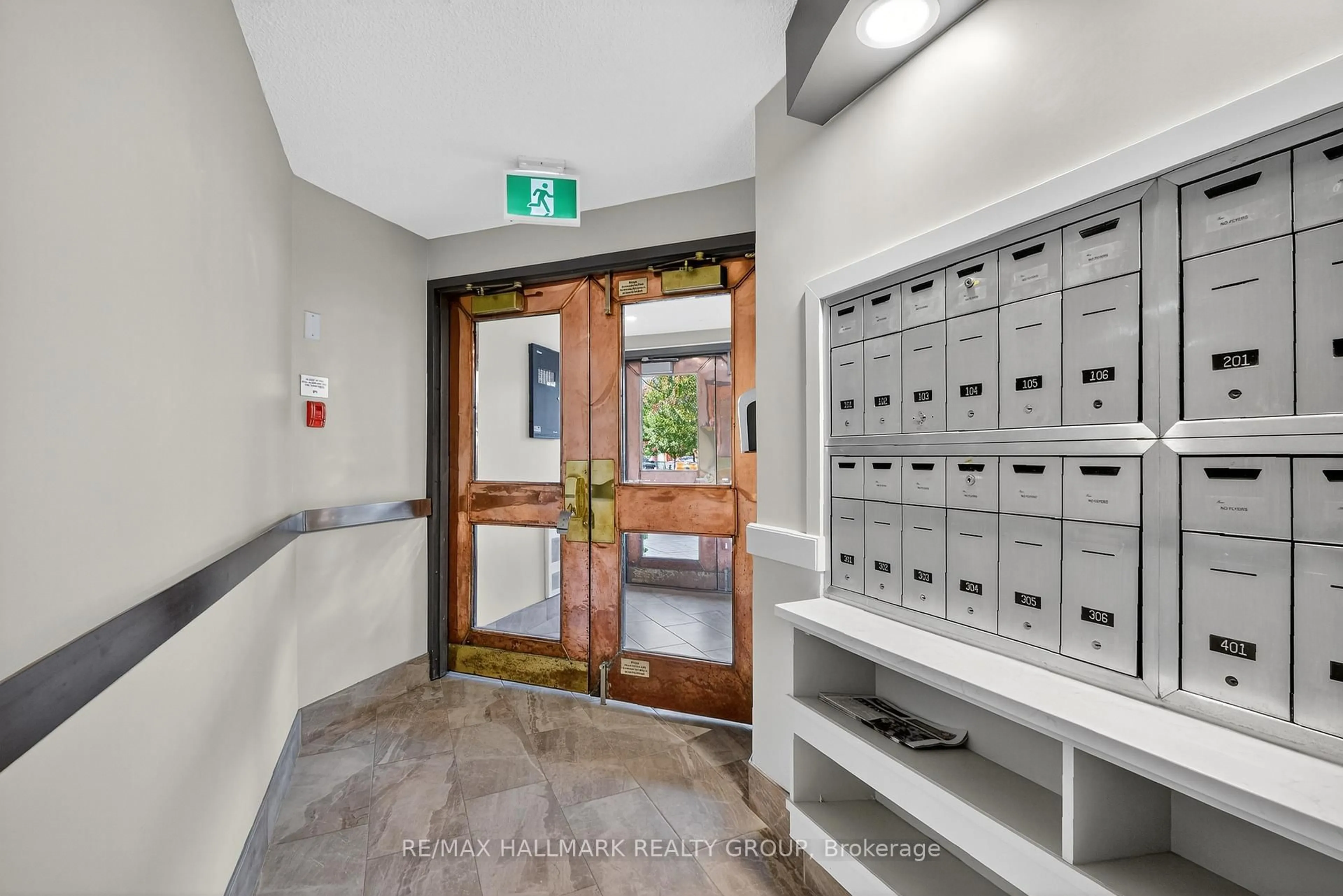 Indoor foyer for 317 METCALFE St #202, Ottawa Ontario K2P 1S3