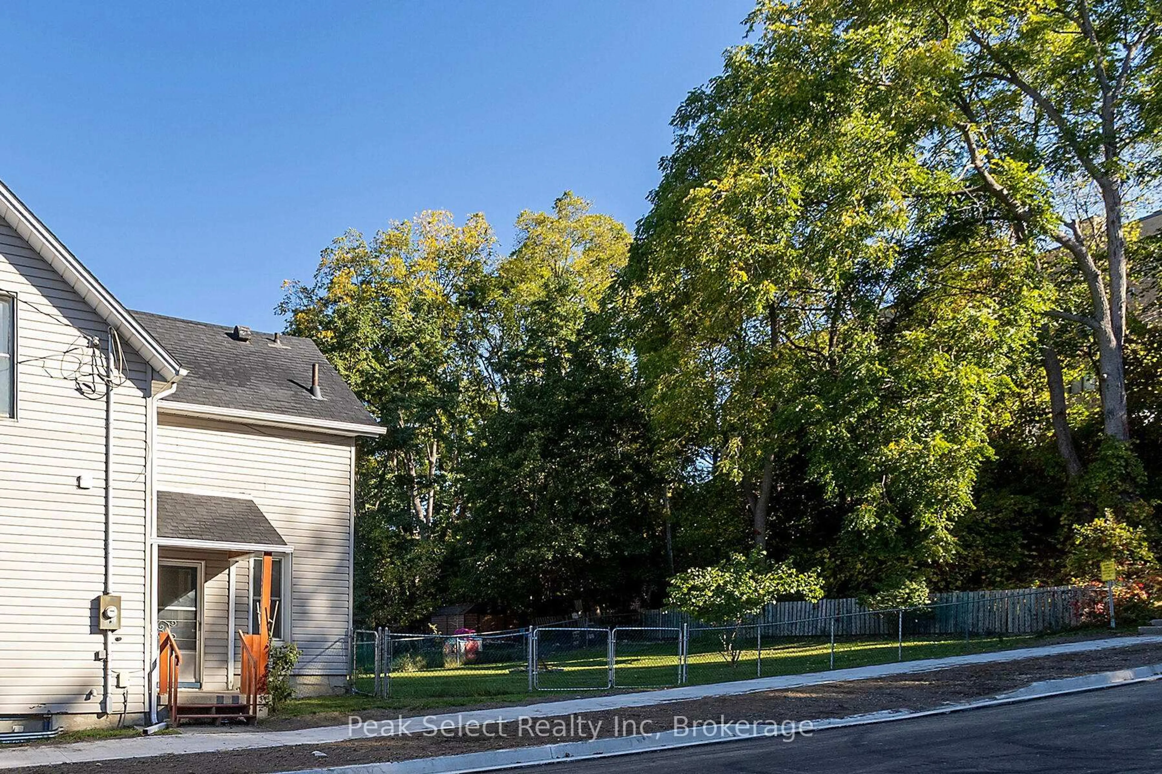 A pic from outside/outdoor area/front of a property/back of a property/a pic from drone, street for 71 Wellington St, St. Marys Ontario N4X 1C1