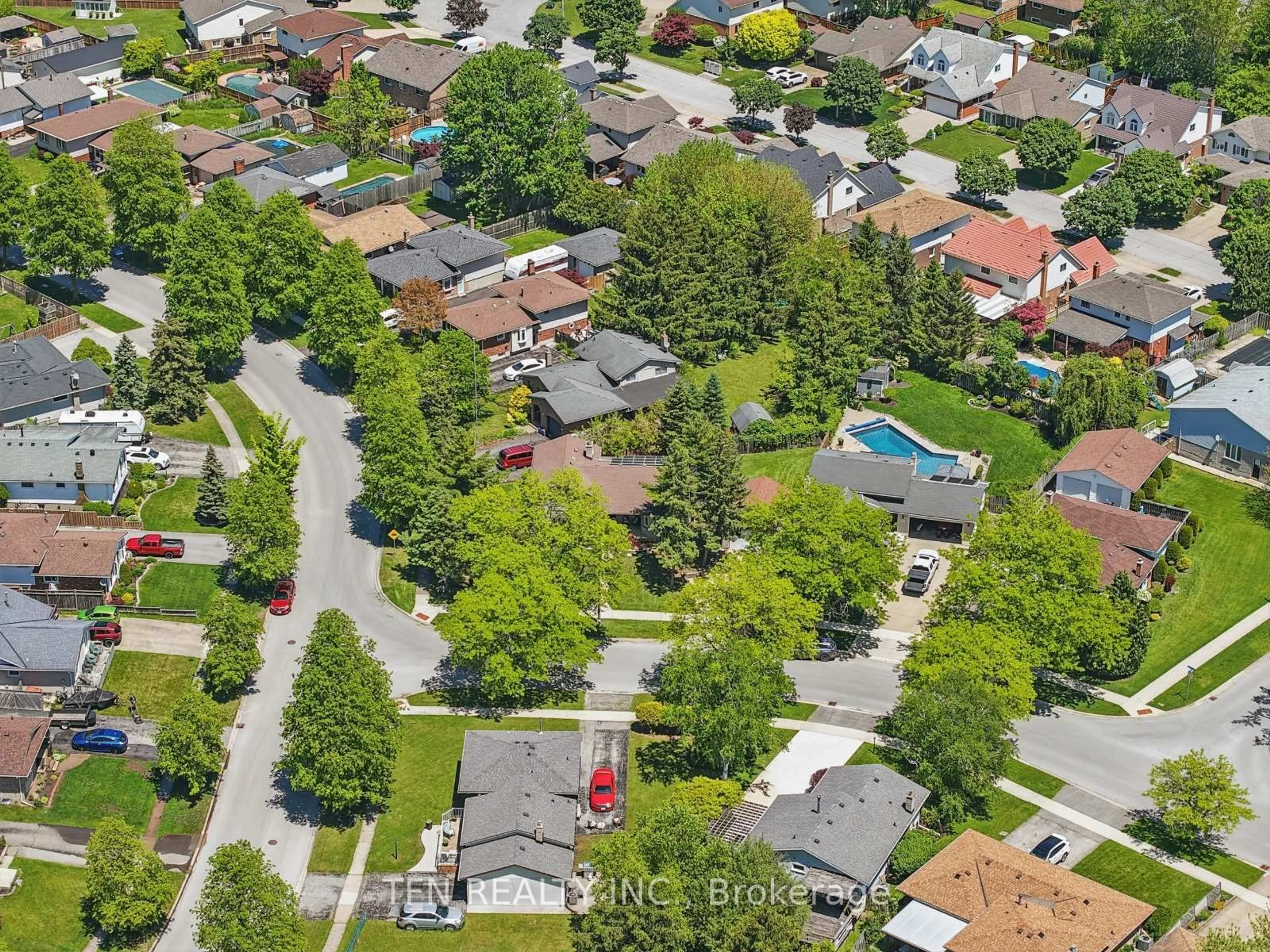 A pic from outside/outdoor area/front of a property/back of a property/a pic from drone, street for 4124 Preston Ave, Niagara Falls Ontario L2H 2C5