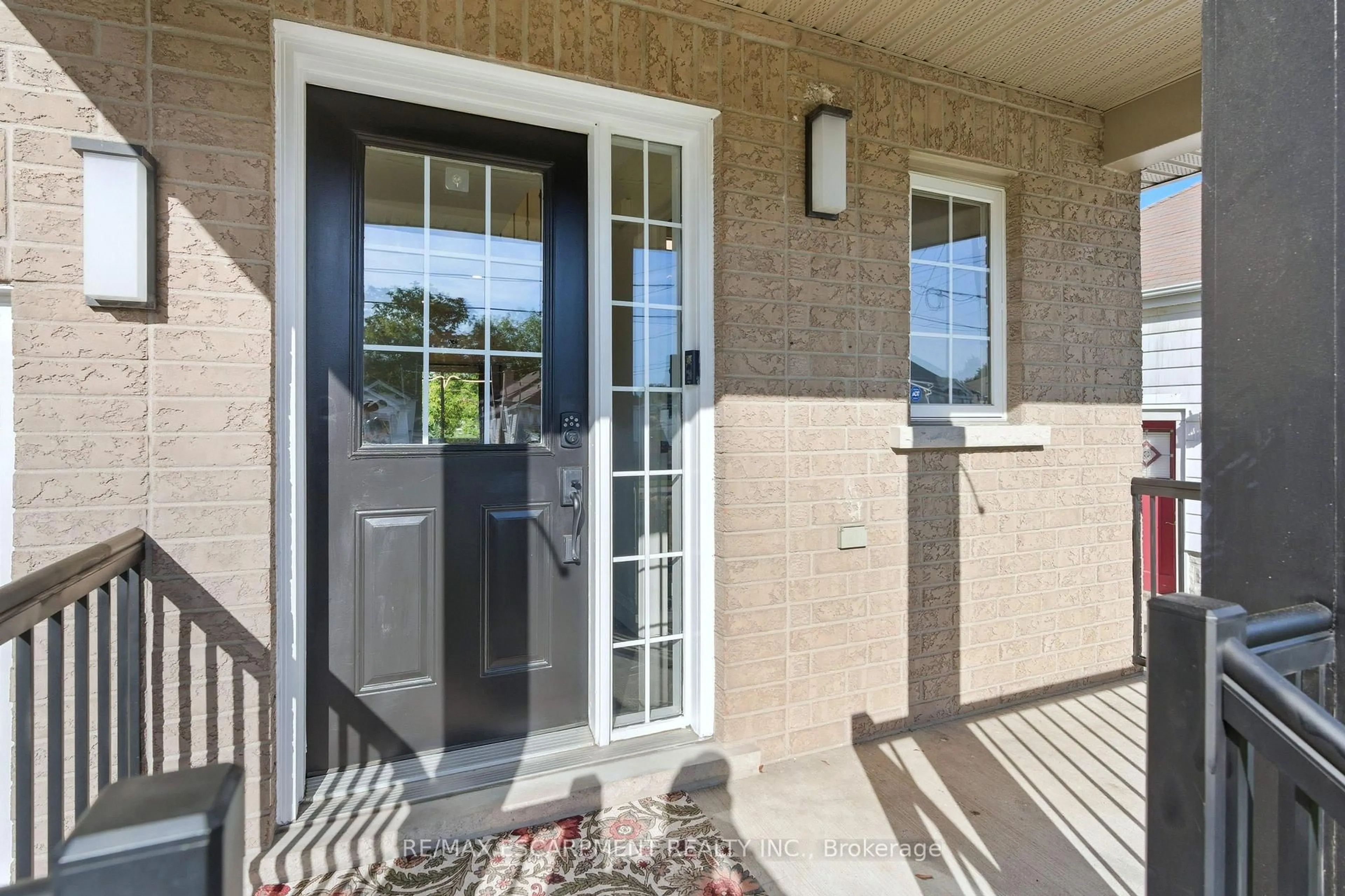 Indoor entryway for 150 East 38th St, Hamilton Ontario L8V 4E7