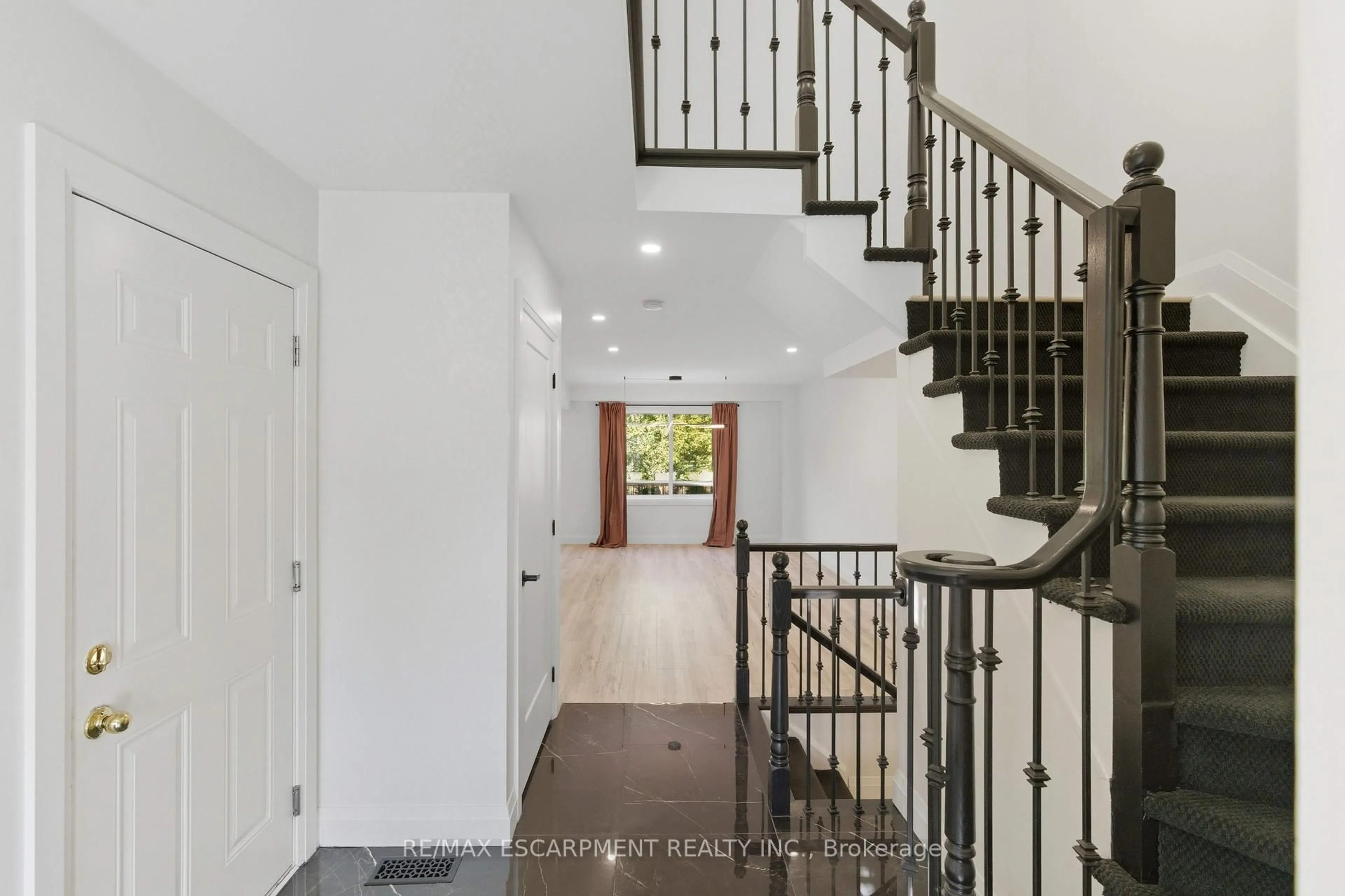 Indoor entryway for 150 East 38th St, Hamilton Ontario L8V 4E7