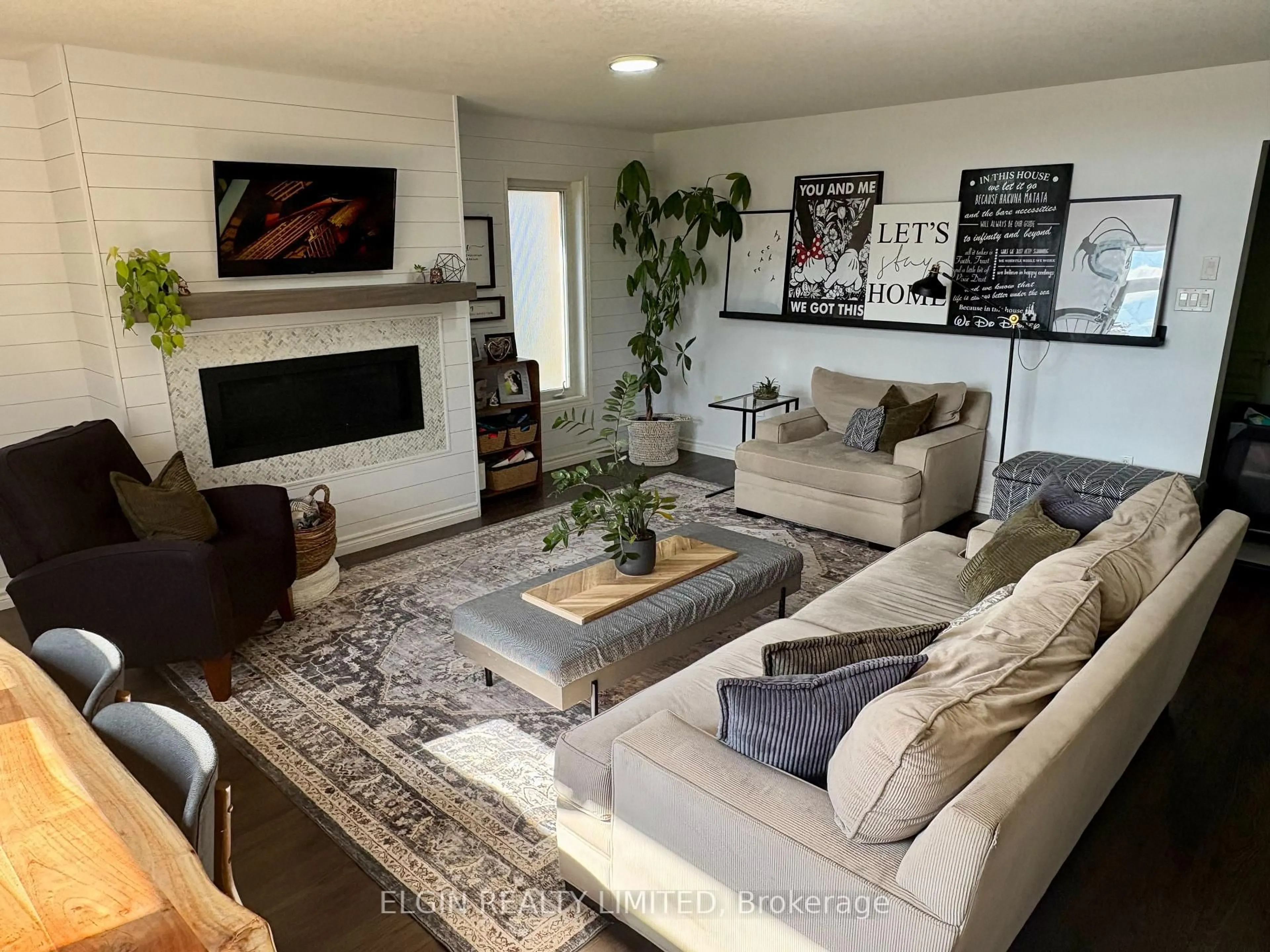 Living room with furniture, unknown for 10 Ambleside Dr, St. Thomas Ontario N5P 0A9