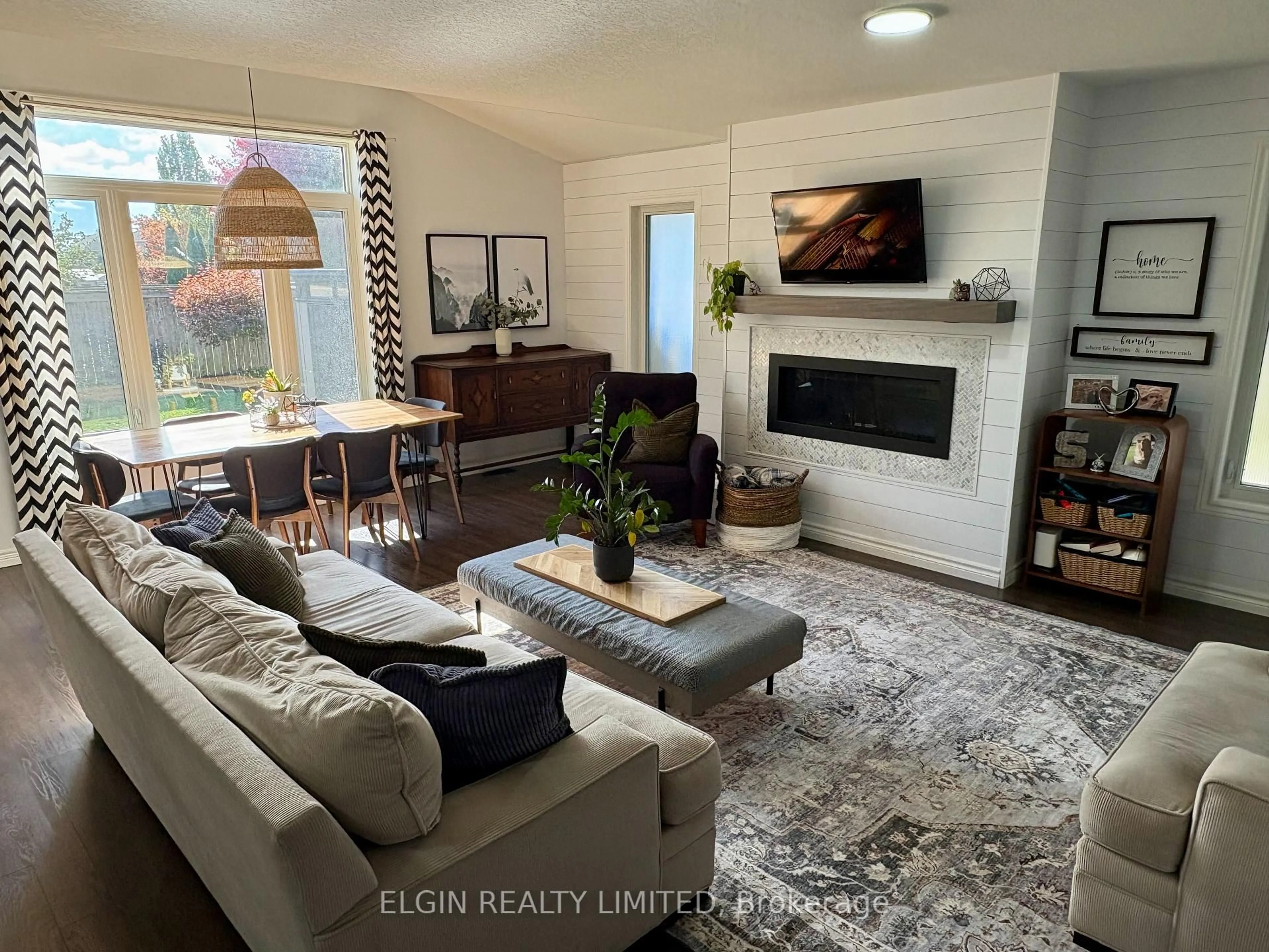 Living room with furniture, unknown for 10 Ambleside Dr, St. Thomas Ontario N5P 0A9