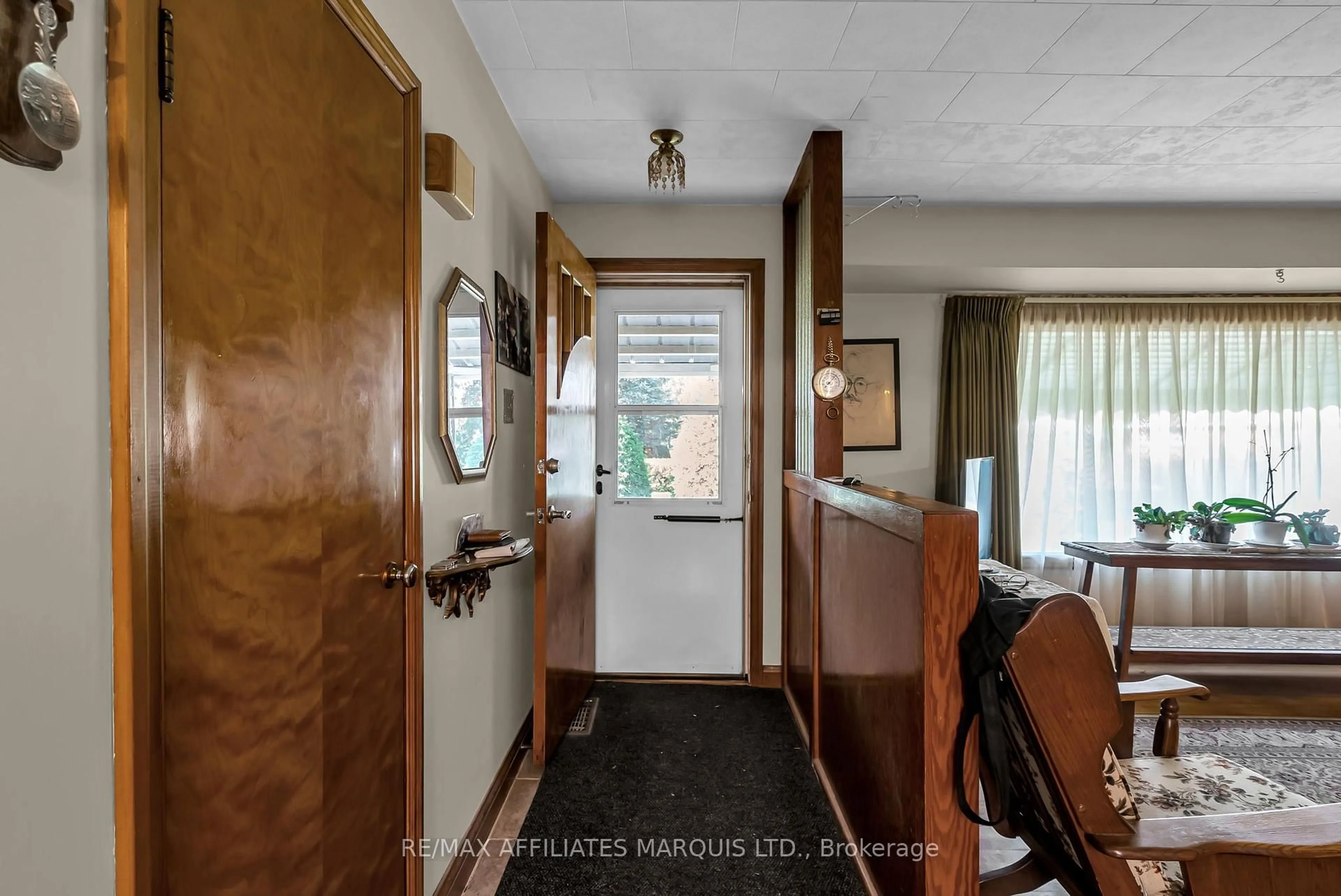 Indoor entryway for 1301 Gallinger Ave, Cornwall Ontario K6J 4T4