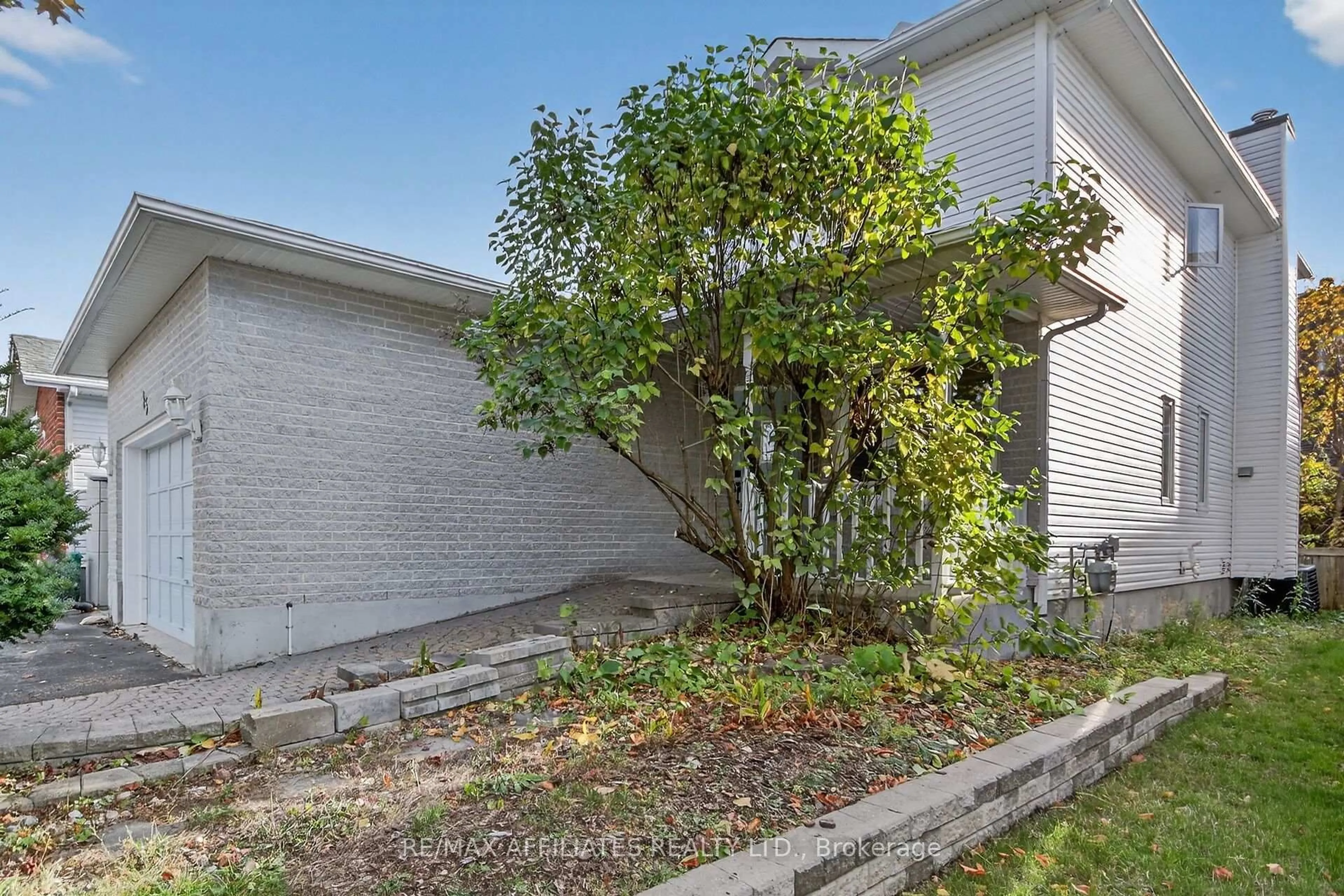 A pic from outside/outdoor area/front of a property/back of a property/a pic from drone, street for 85 Alon St, Ottawa Ontario K2S 1K7