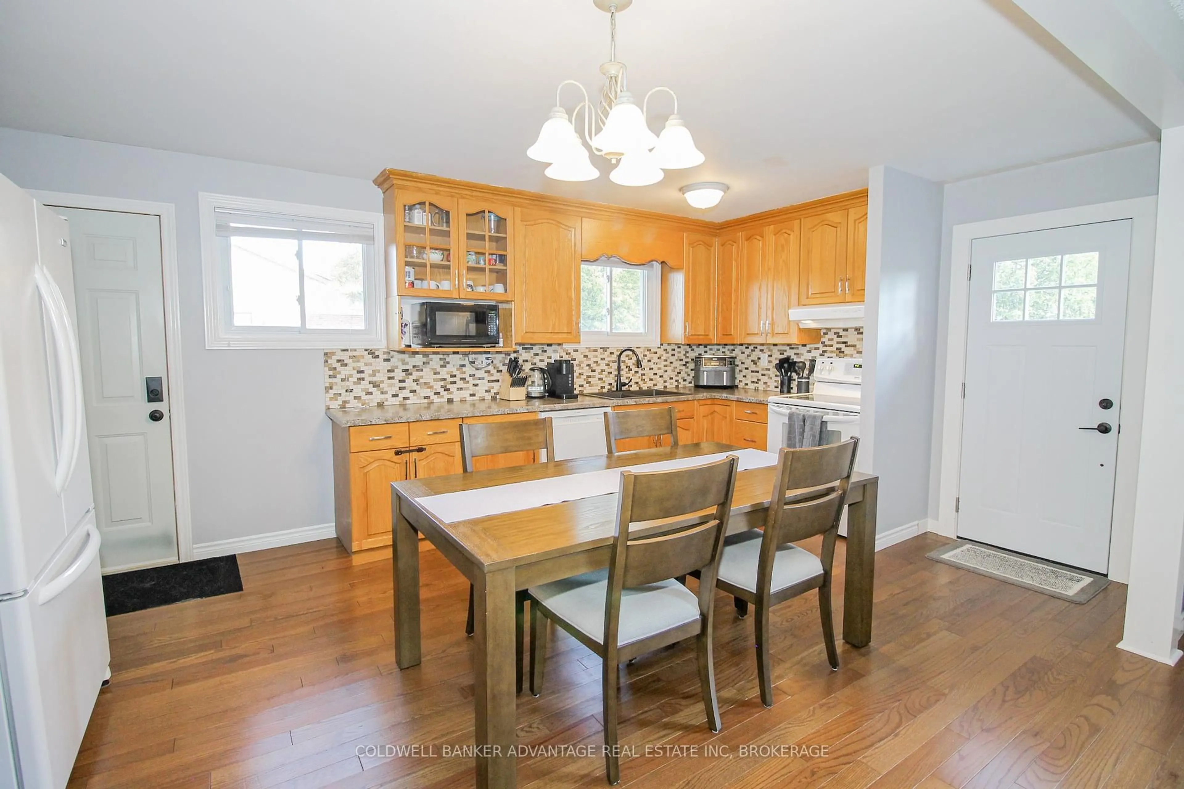 Open concept kitchen, unknown for 42 Newleaf Cres, Welland Ontario L3C 6B4
