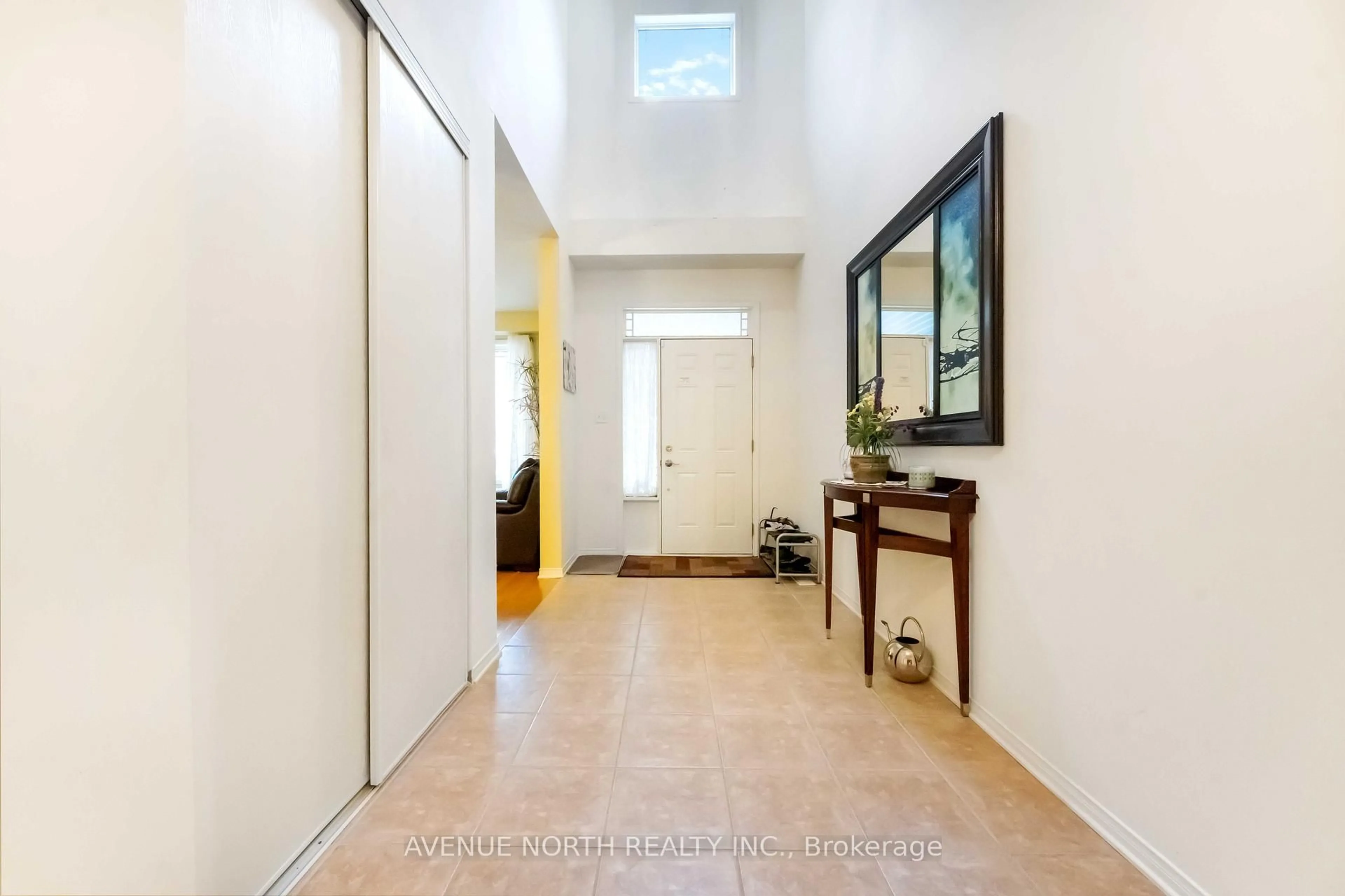 Indoor entryway for 23 Hearthstone Pl, Barrhaven Ontario K2G 7B3