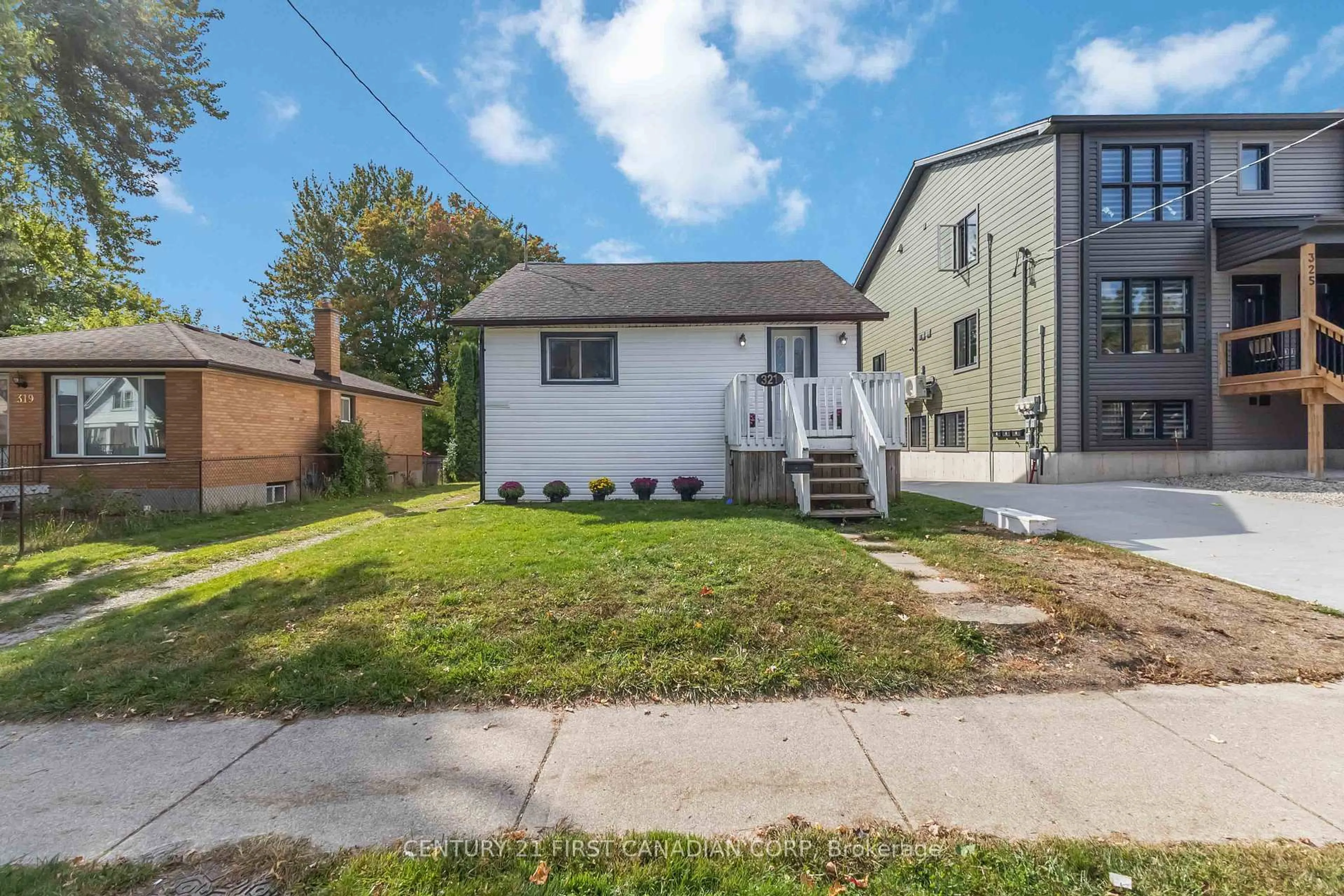 A pic from outside/outdoor area/front of a property/back of a property/a pic from drone, street for 321 EDMONTON St, London East Ontario N5W 4X3
