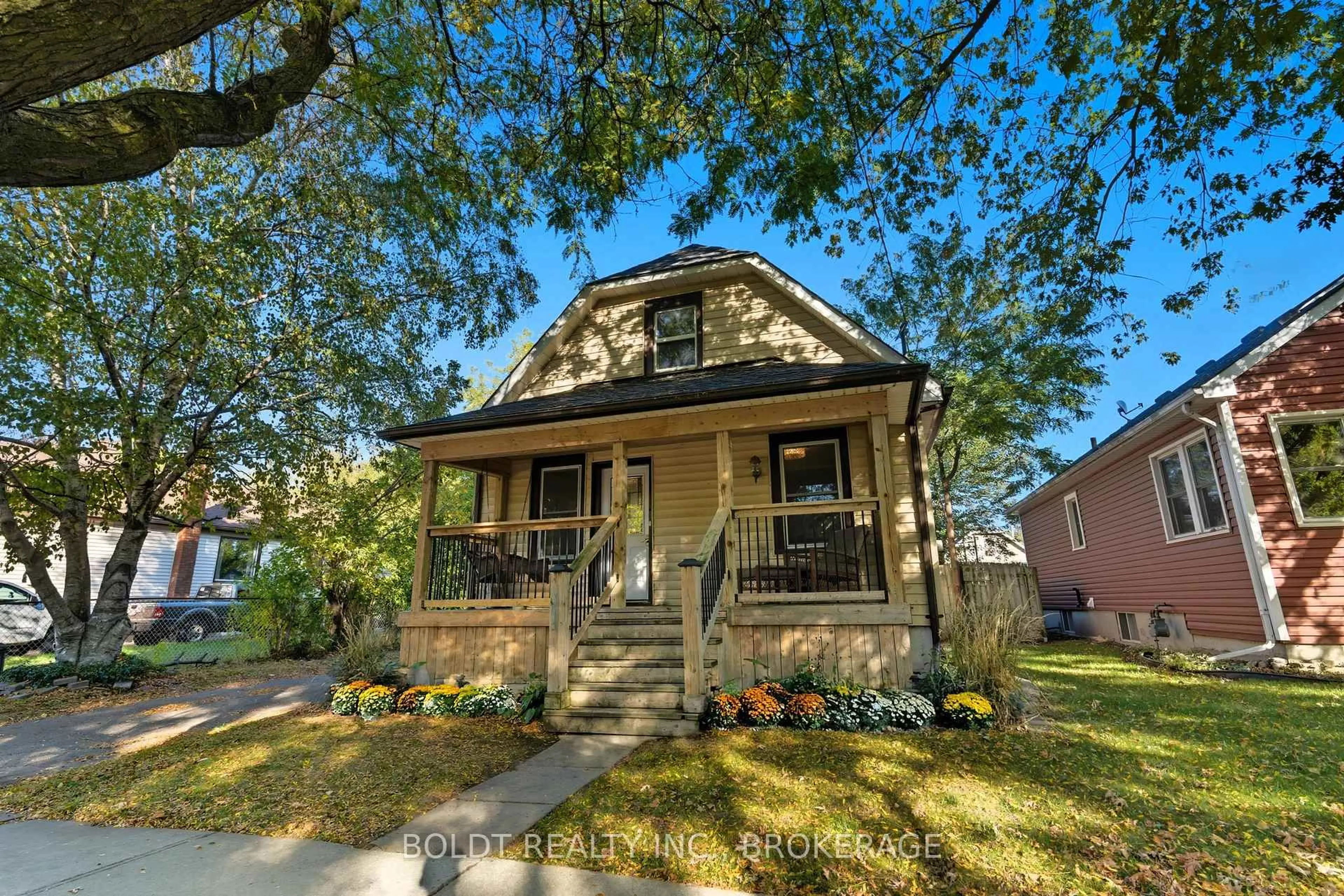 Home with brick exterior material, street for 26 Currie St, St. Catharines Ontario L2M 5M6