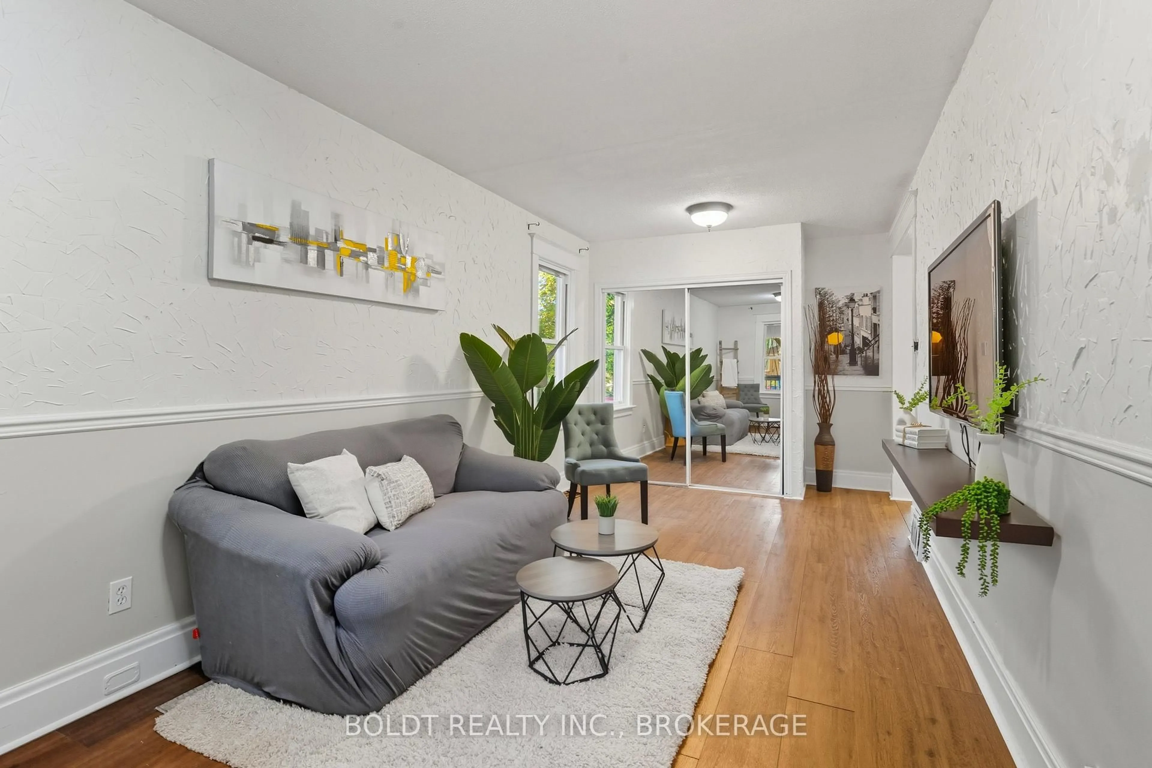 Living room with furniture, unknown for 26 Currie St, St. Catharines Ontario L2M 5M6