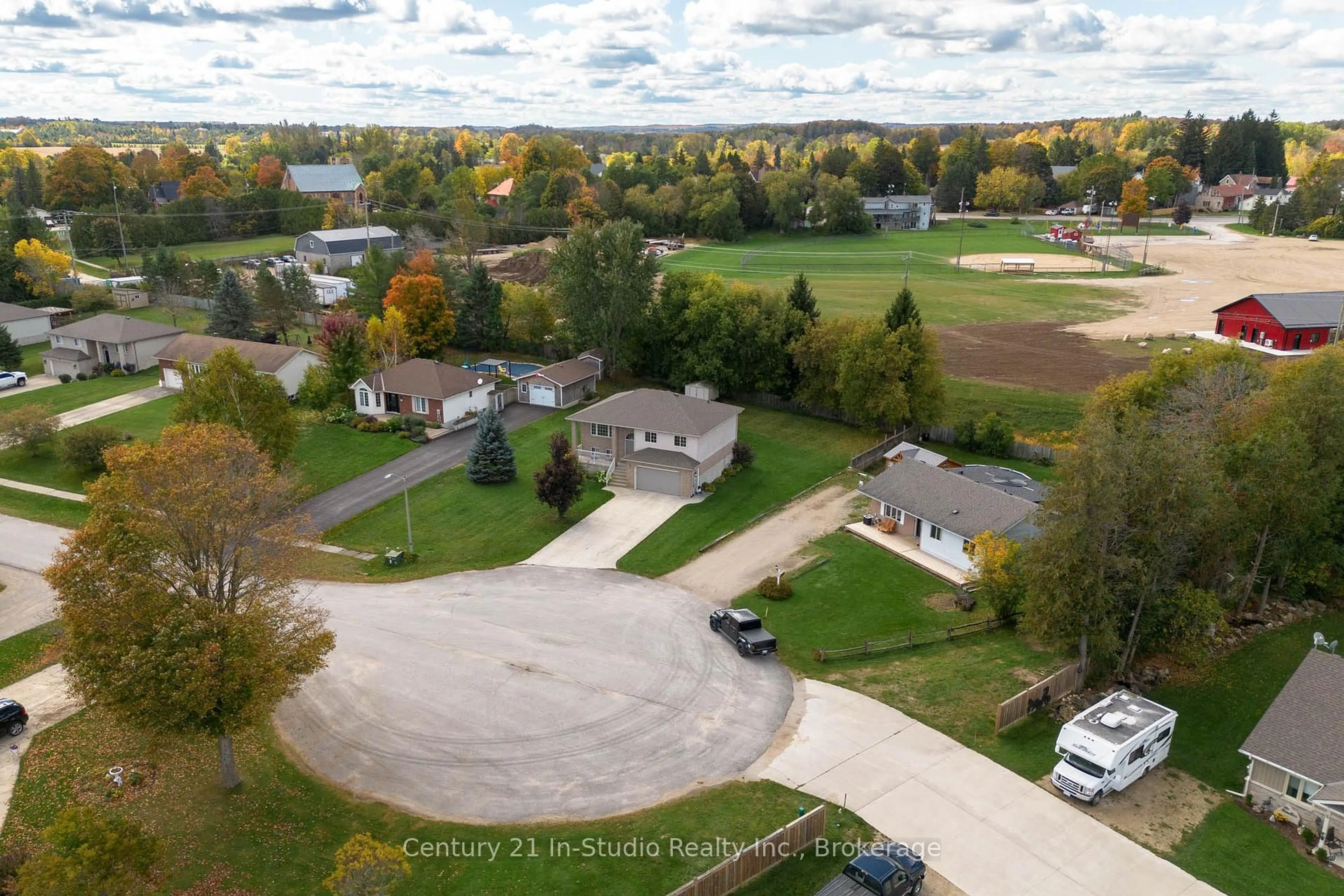 A pic from outside/outdoor area/front of a property/back of a property/a pic from drone, unknown for 72 Jane St, Chatsworth Ontario N0H 1G0