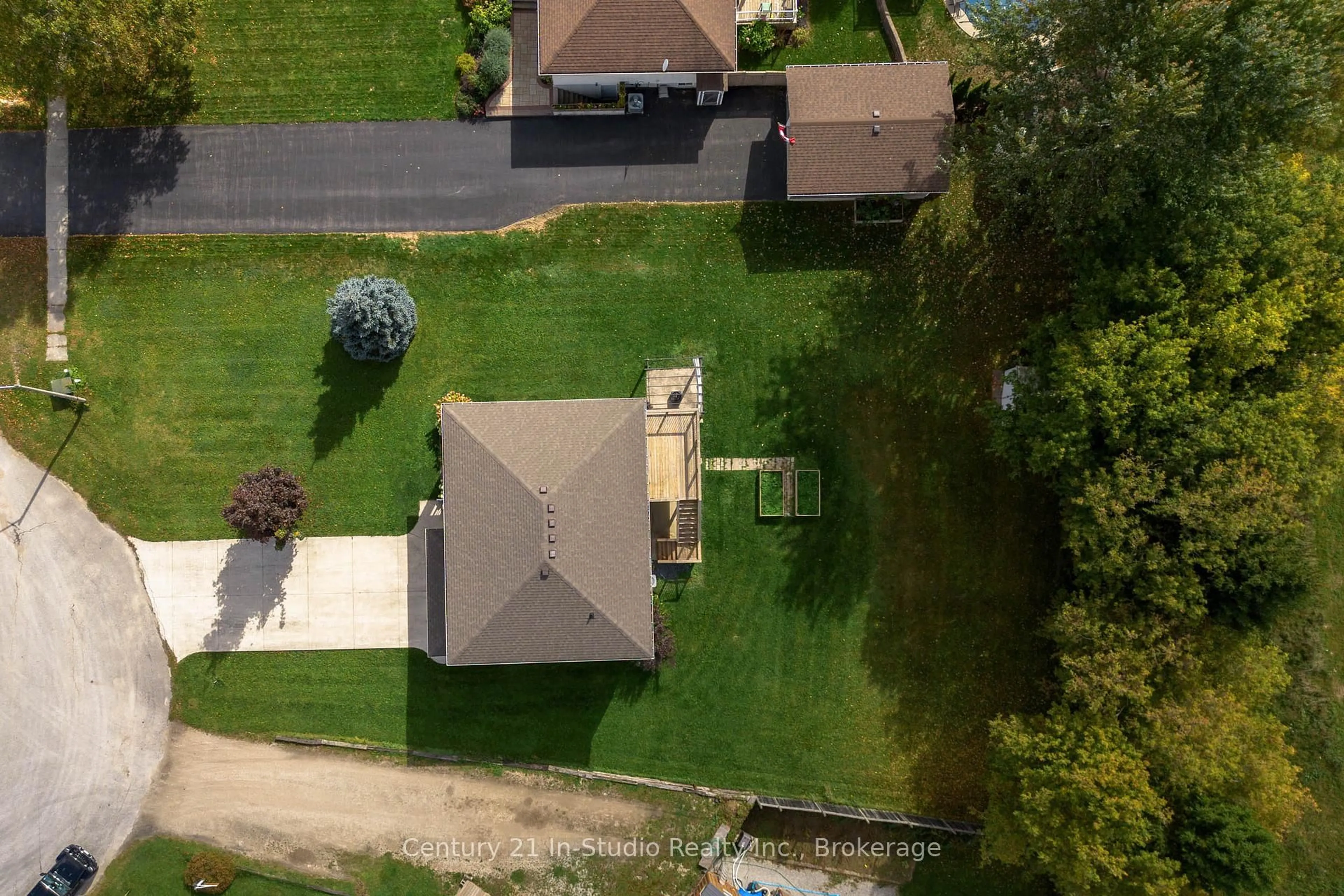 A pic from outside/outdoor area/front of a property/back of a property/a pic from drone, street for 72 Jane St, Chatsworth Ontario N0H 1G0
