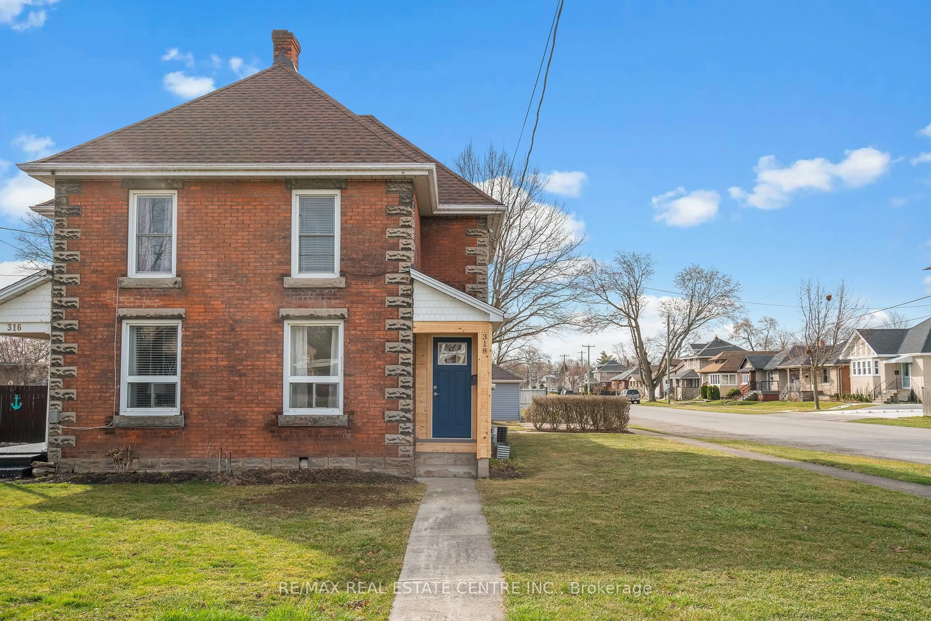 A pic from outside/outdoor area/front of a property/back of a property/a pic from drone, street for 318 Clarence St, Port Colborne Ontario L3K 3G8