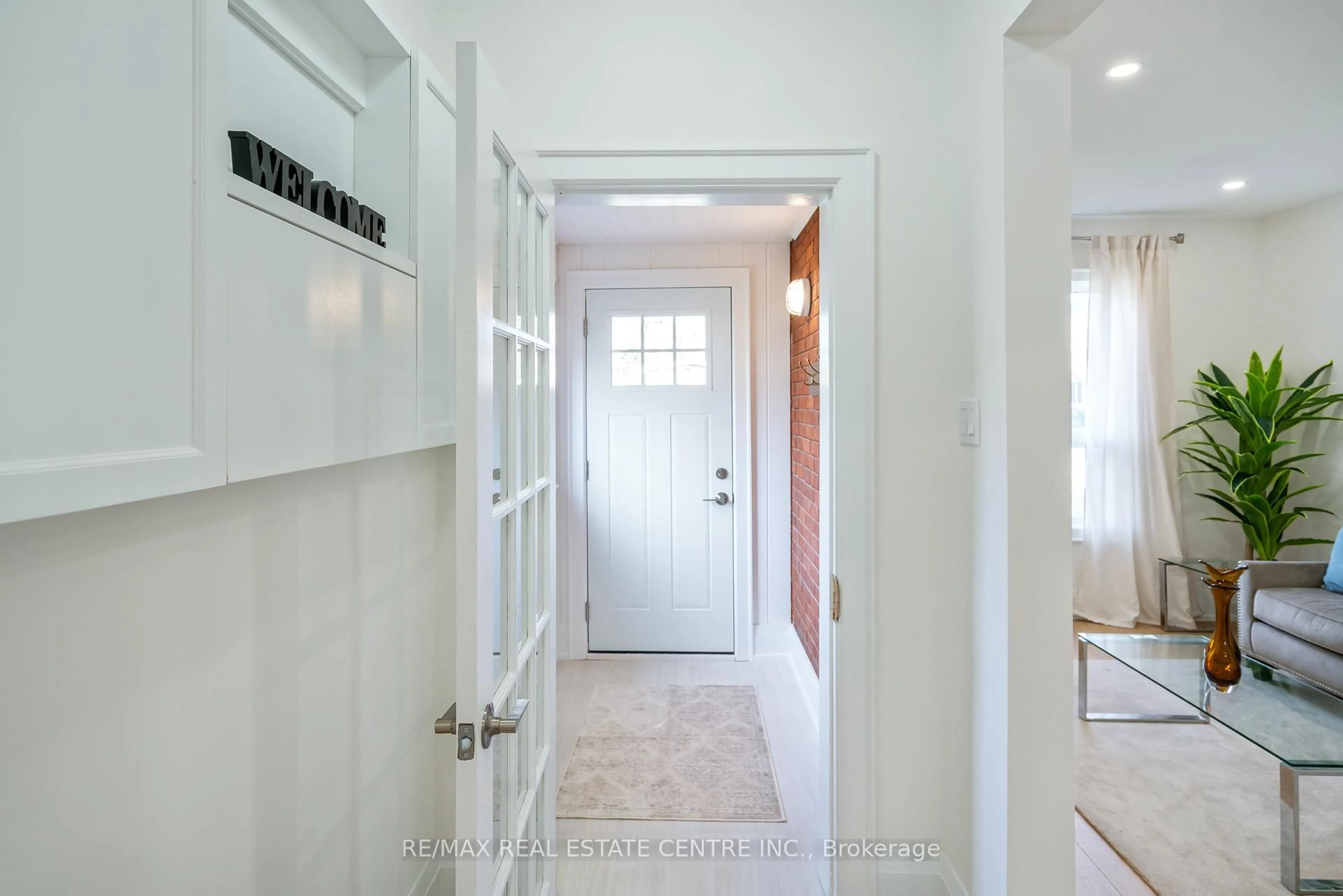 Indoor entryway for 318 Clarence St, Port Colborne Ontario L3K 3G8