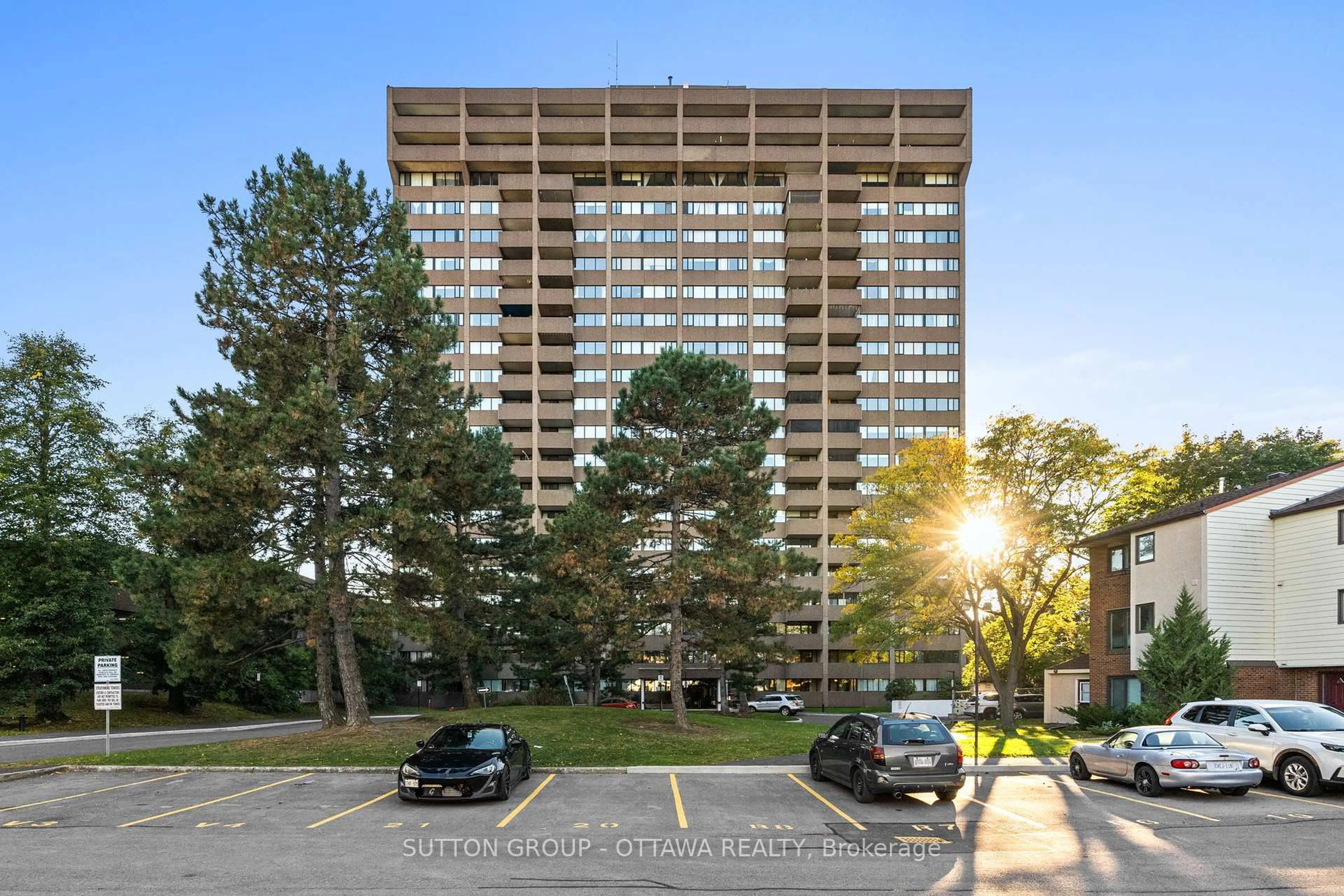 Indoor foyer for 3360 Southgate Rd, Ottawa Ontario K1V 9A6