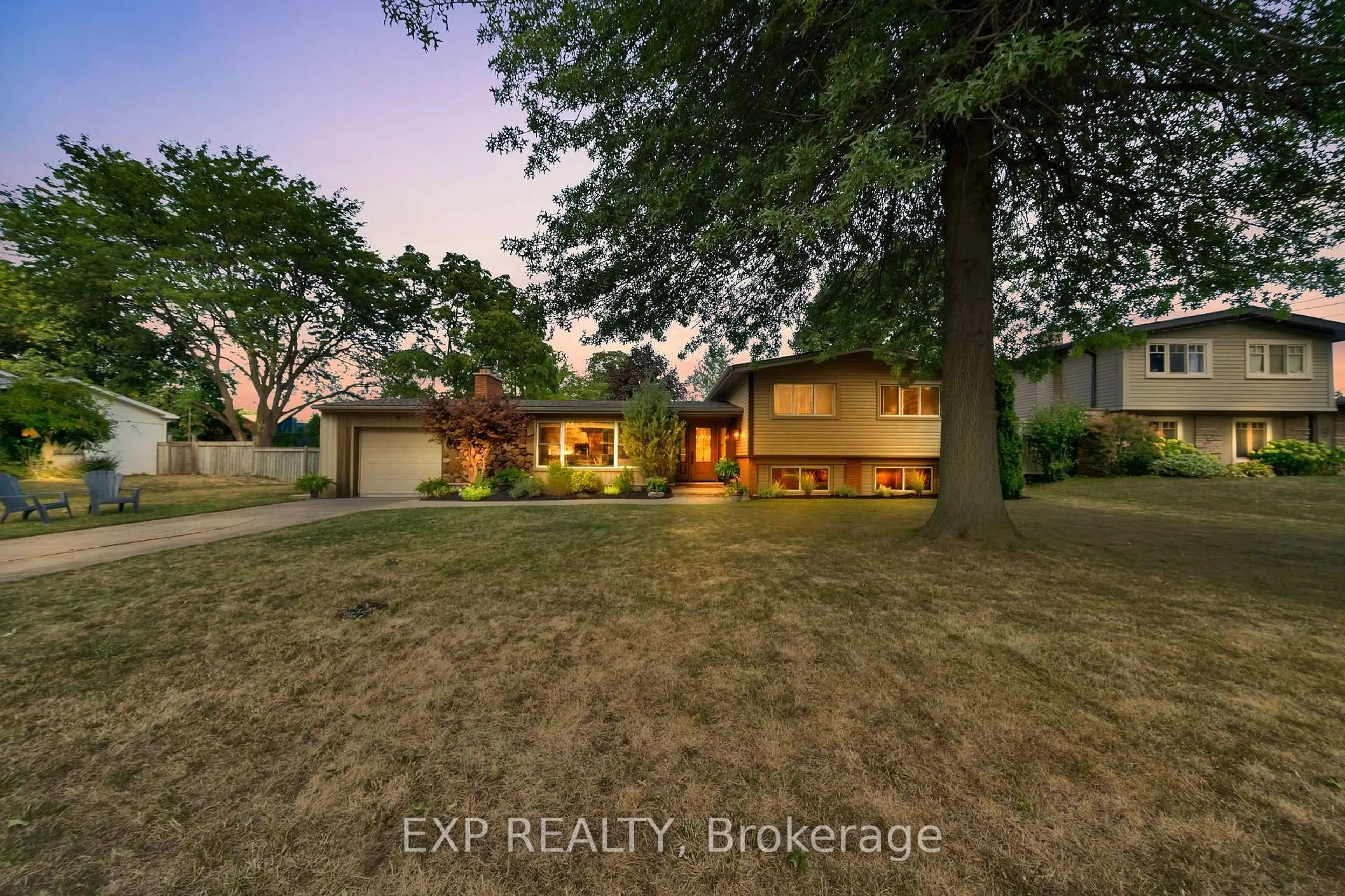 A pic from outside/outdoor area/front of a property/back of a property/a pic from drone, street for 7 Redwood Dr, Grimsby Ontario L3M 1E6