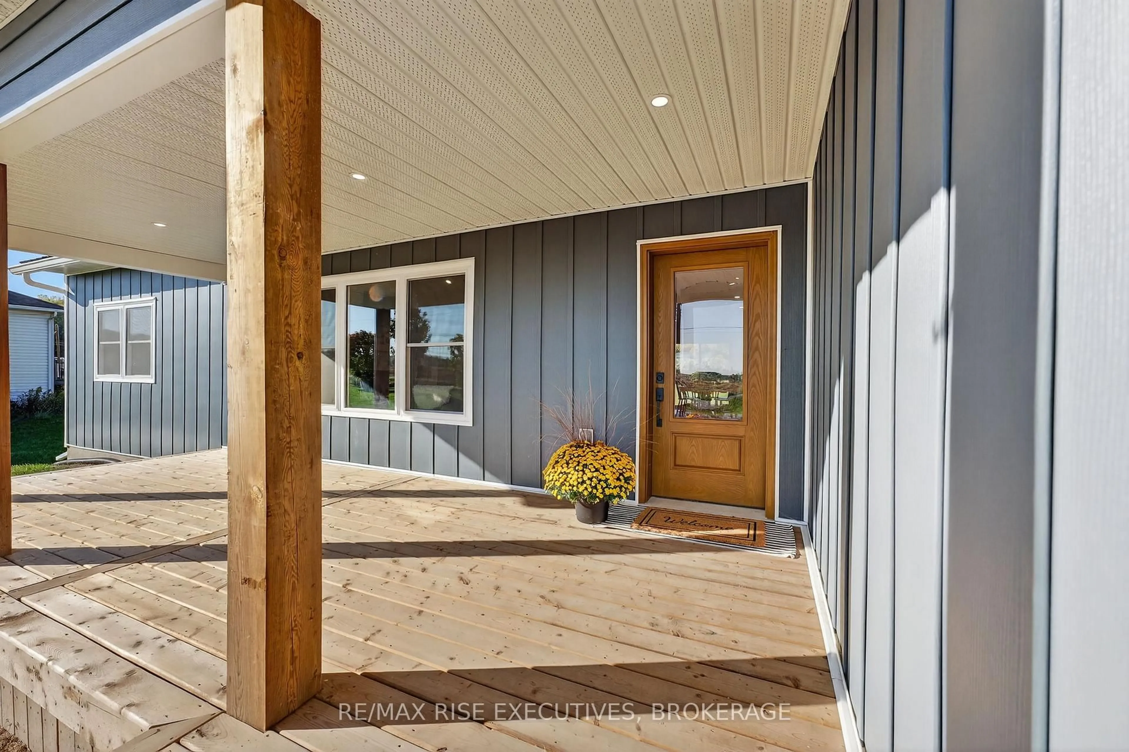 Indoor entryway for 2206 Sands Rd, Battersea Ontario K0H 1H0