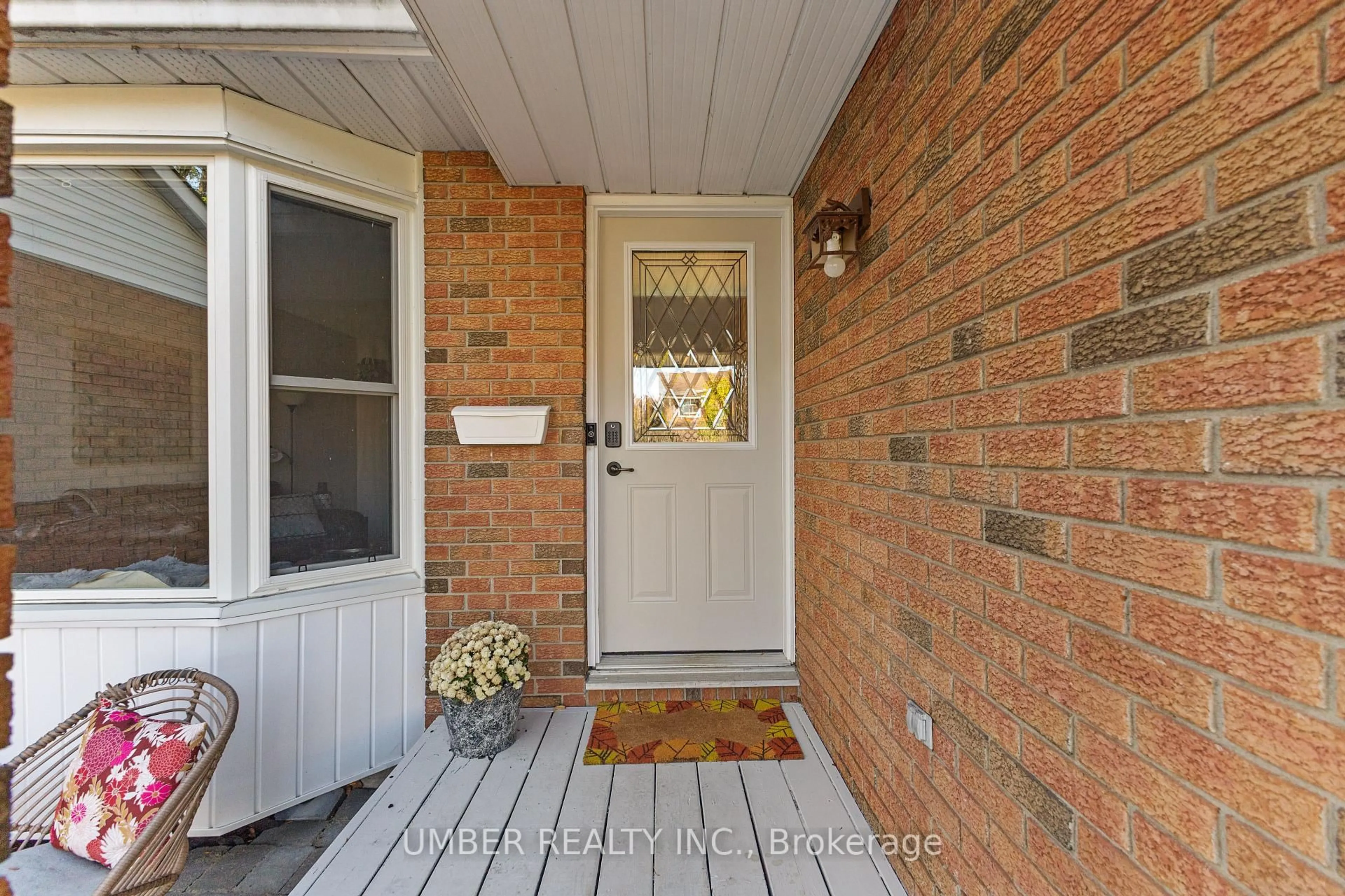 Indoor entryway for 1130 St Emmanuel Terr, Ottawa Ontario K1C 2J7