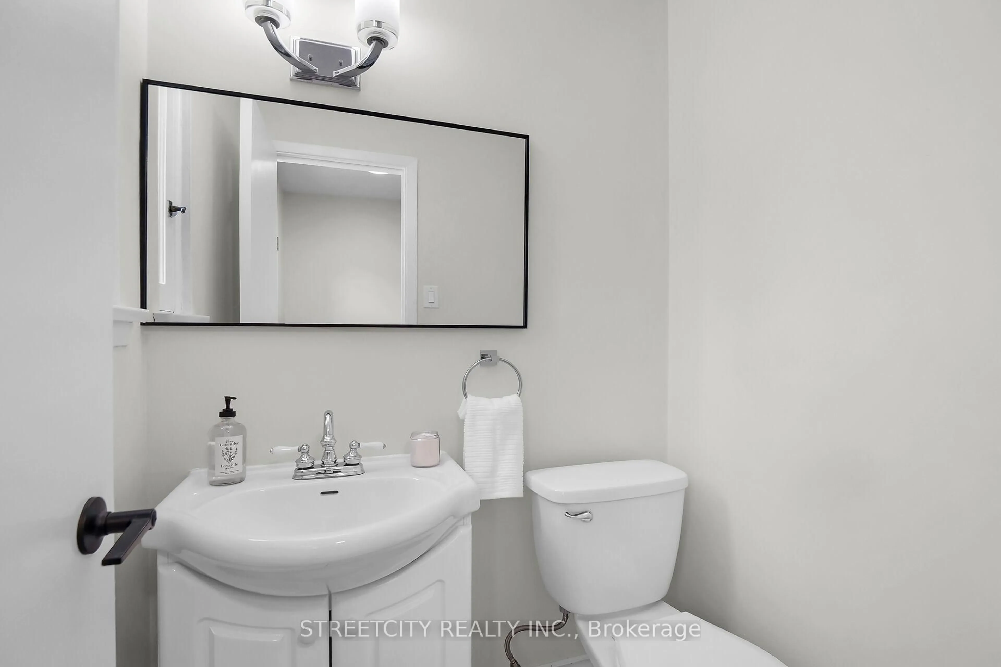 Standard bathroom, ceramic/tile floor for 402 Homestead Crt, London North Ontario N6G 2E9