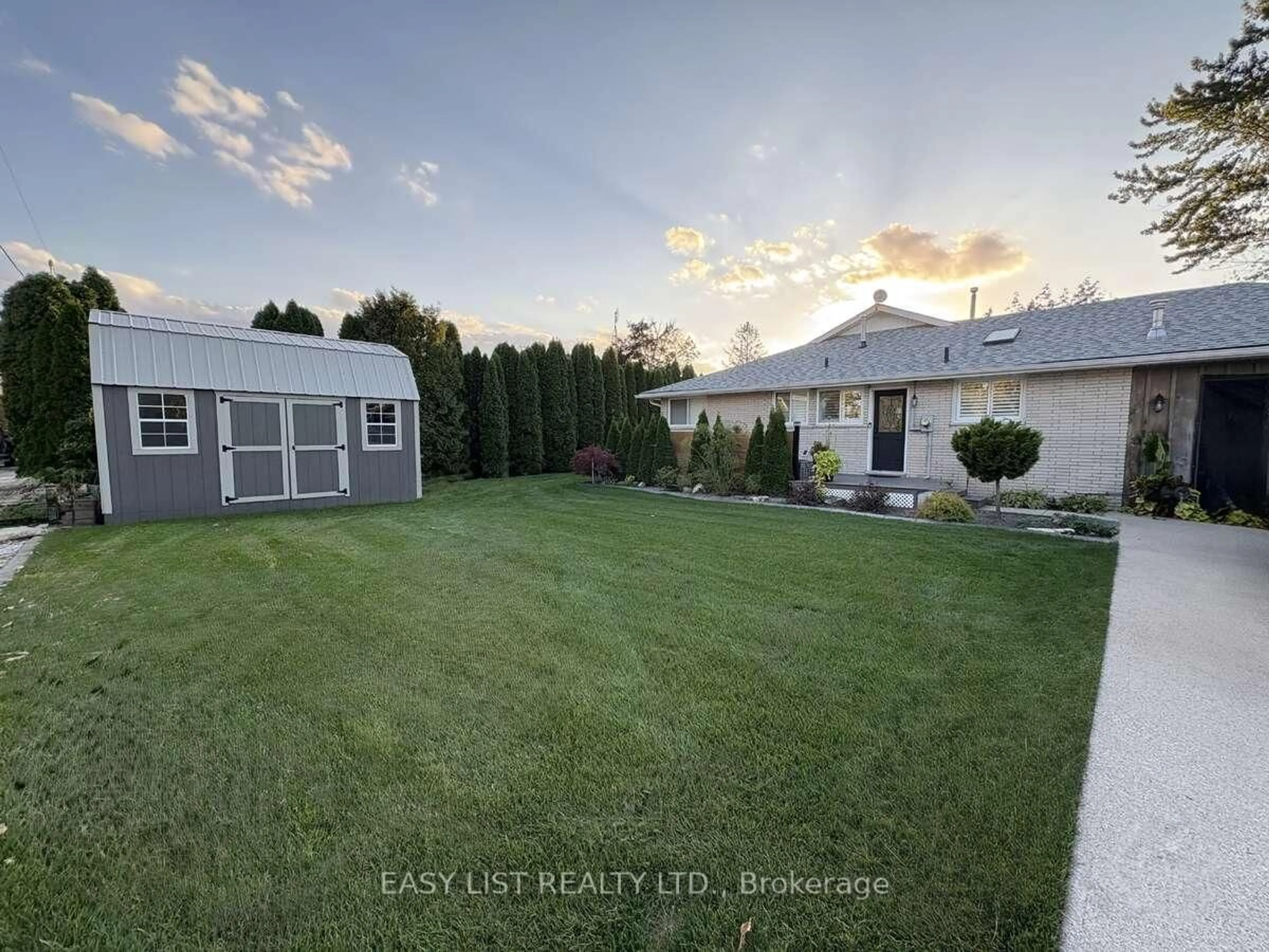 A pic from outside/outdoor area/front of a property/back of a property/a pic from drone, unknown for 767 Reaume Dr, Lakeshore Ontario N0P 2L0