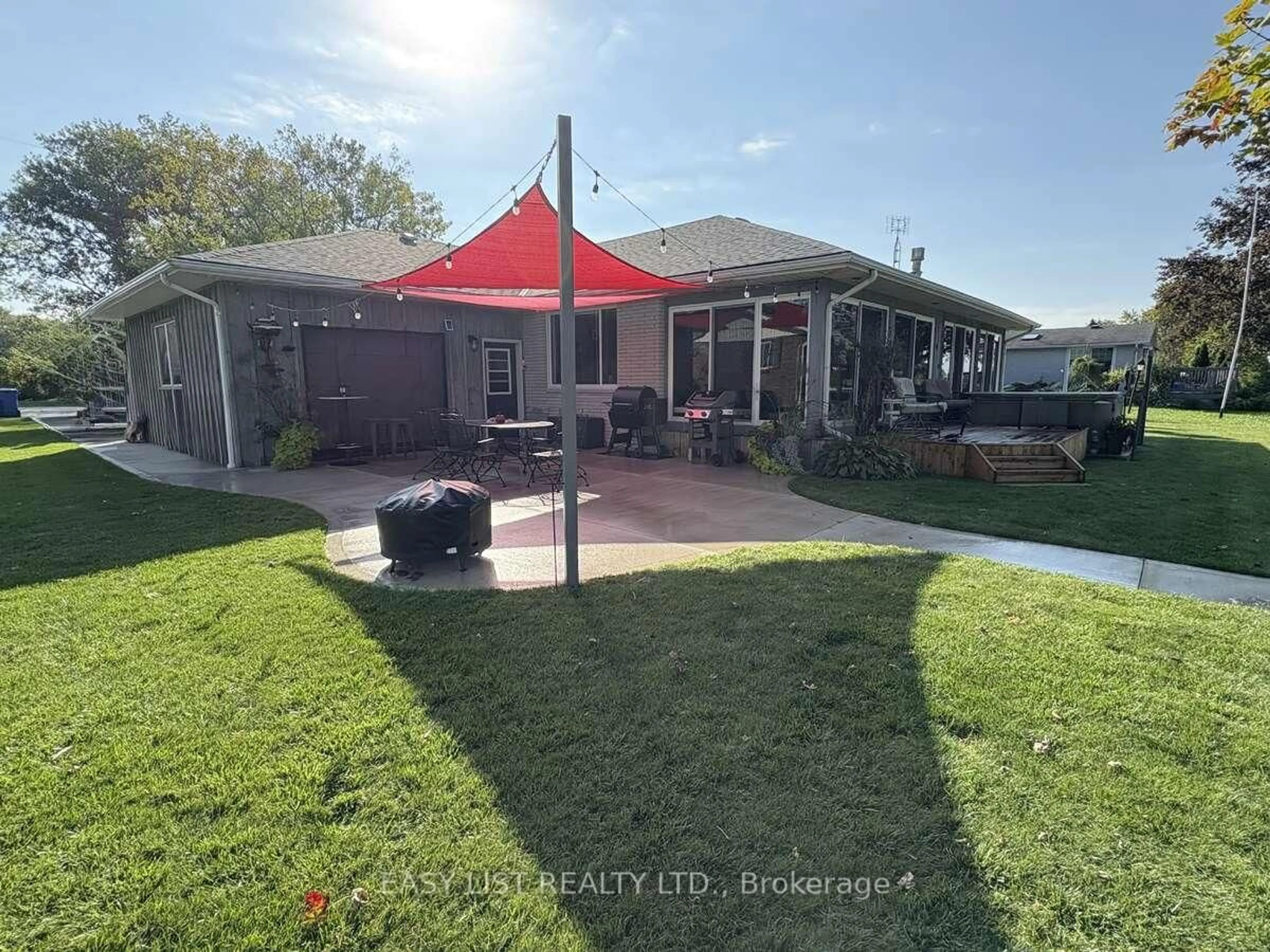A pic from outside/outdoor area/front of a property/back of a property/a pic from drone, unknown for 767 Reaume Dr, Lakeshore Ontario N0P 2L0