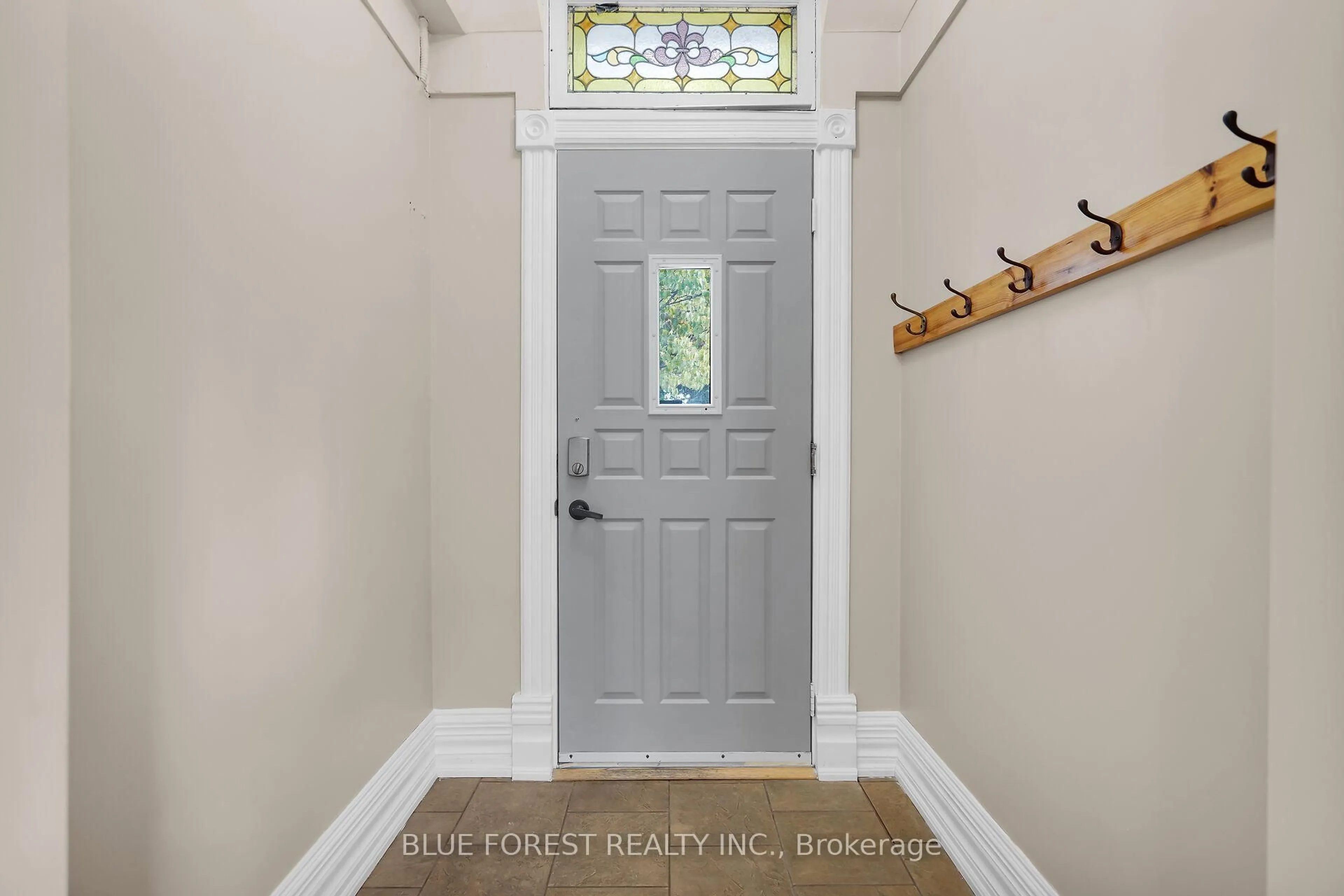 Indoor entryway for 101 Elm St, London East Ontario N5Z 2K4