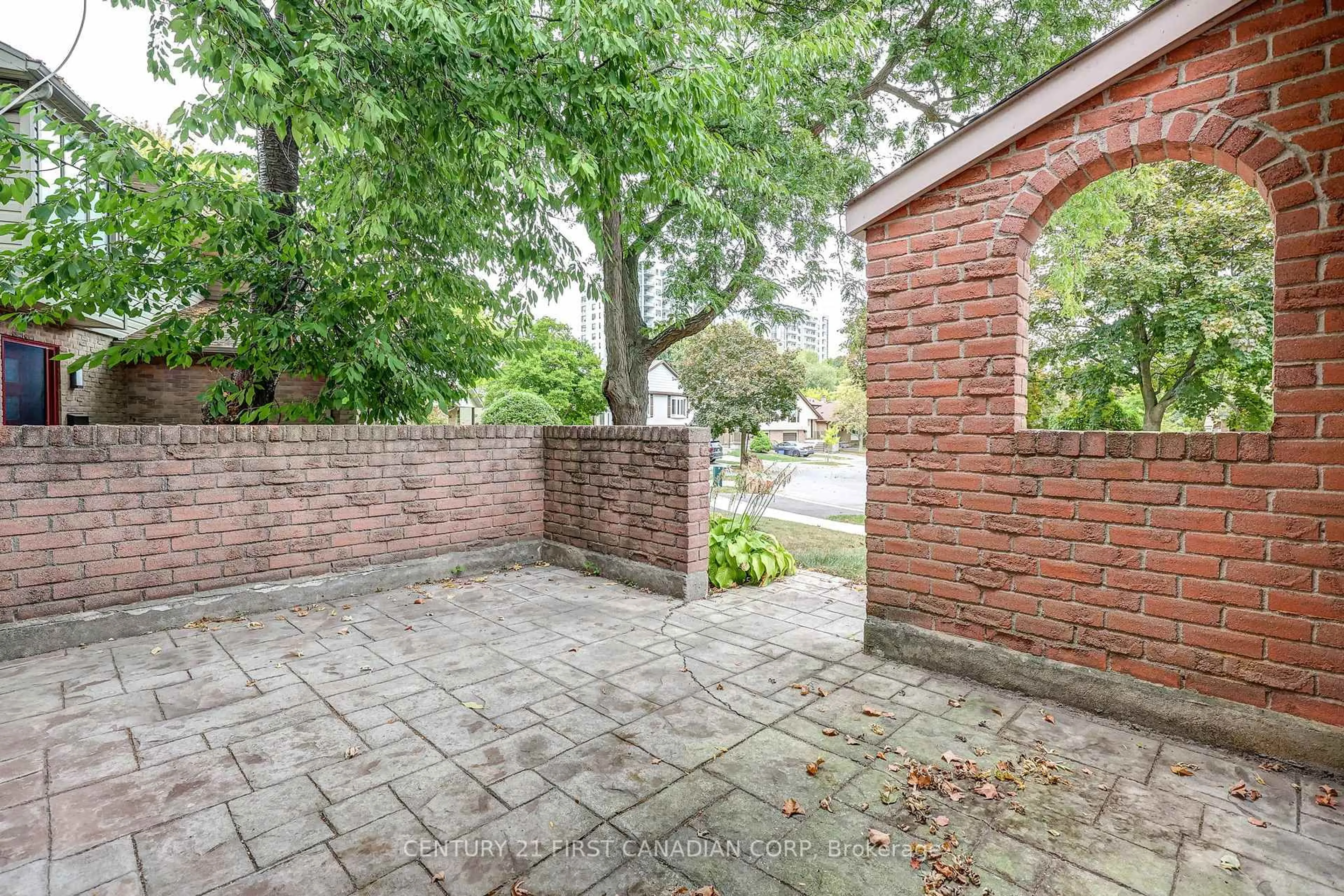 Patio, street for 1824 Attawandaron Rd, London North Ontario N6G 3N1