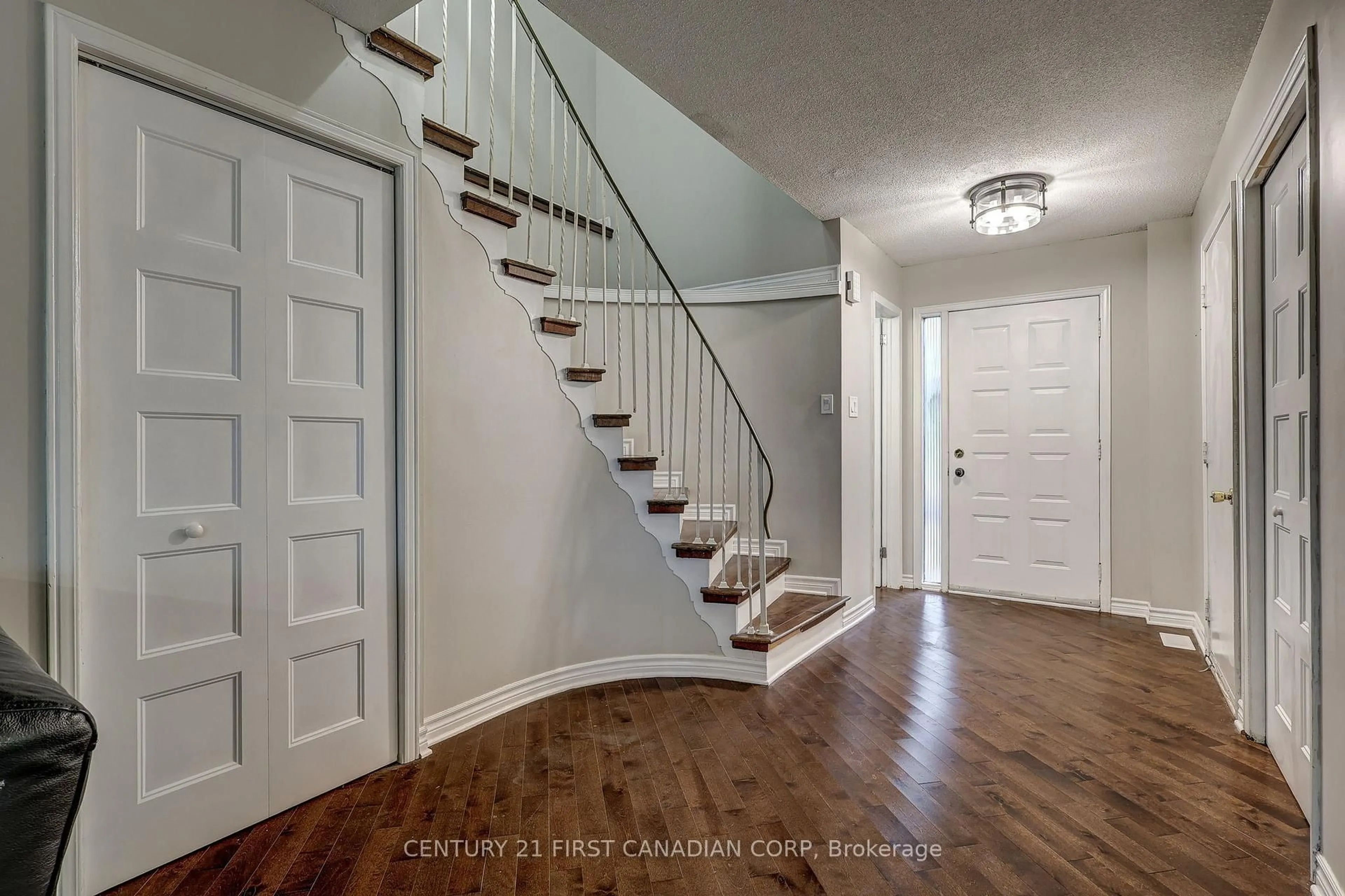 Indoor entryway for 1824 Attawandaron Rd, London North Ontario N6G 3N1