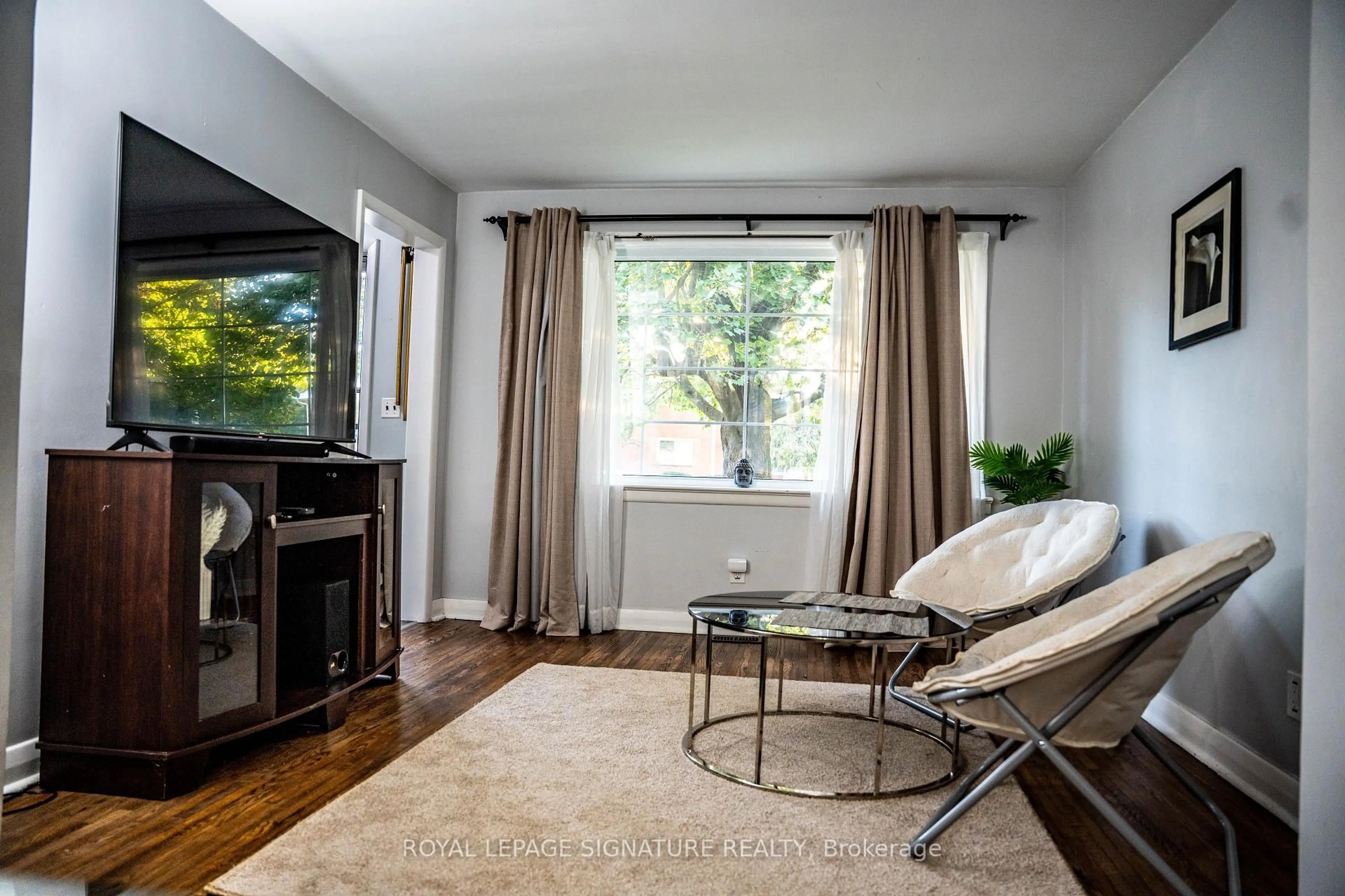 Living room with furniture, wood/laminate floor for 73 Bee St, Woodstock Ontario N4S 3Z2