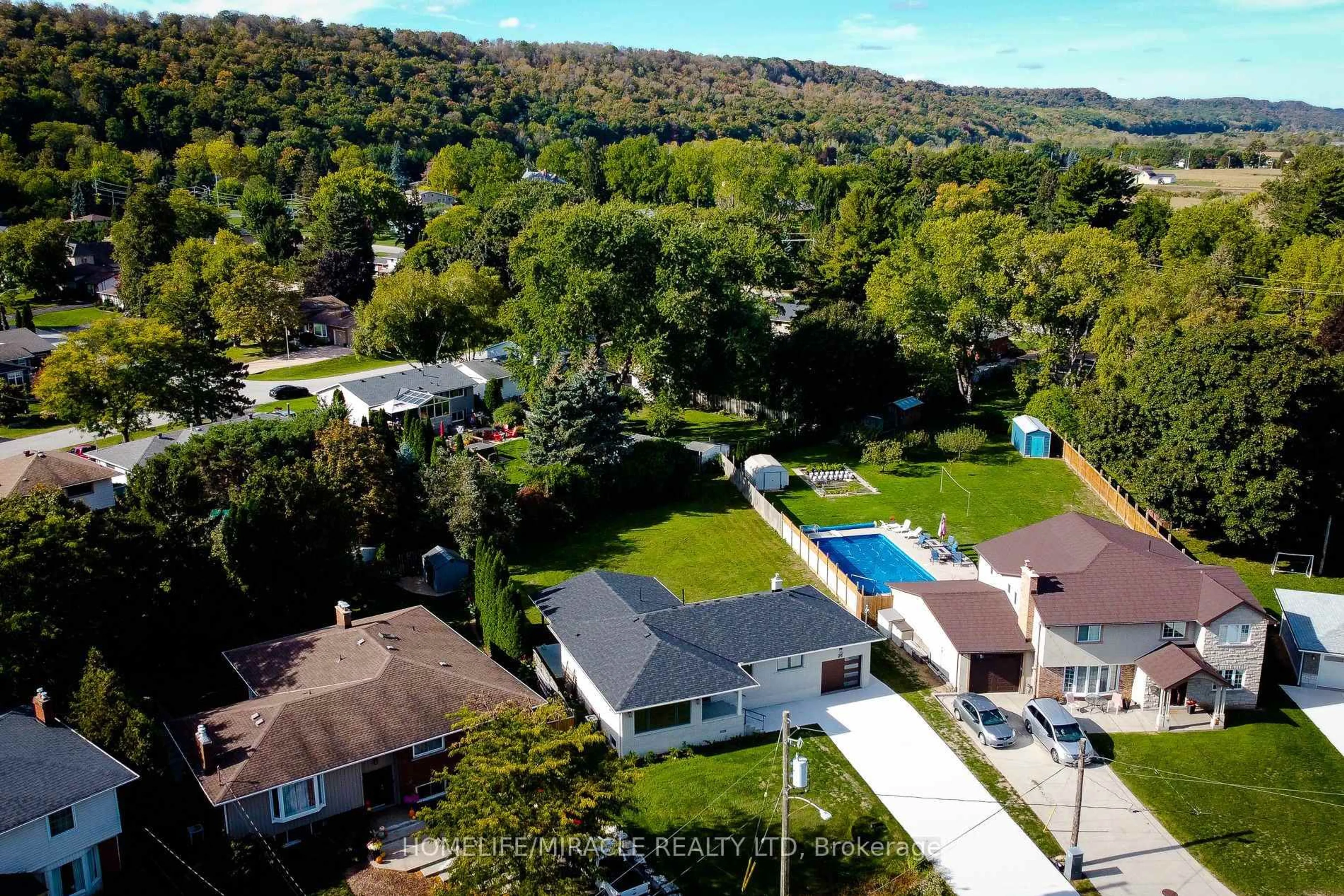 A pic from outside/outdoor area/front of a property/back of a property/a pic from drone, water/lake/river/ocean view for 26 George St, Grimsby Ontario L3M 3Y6