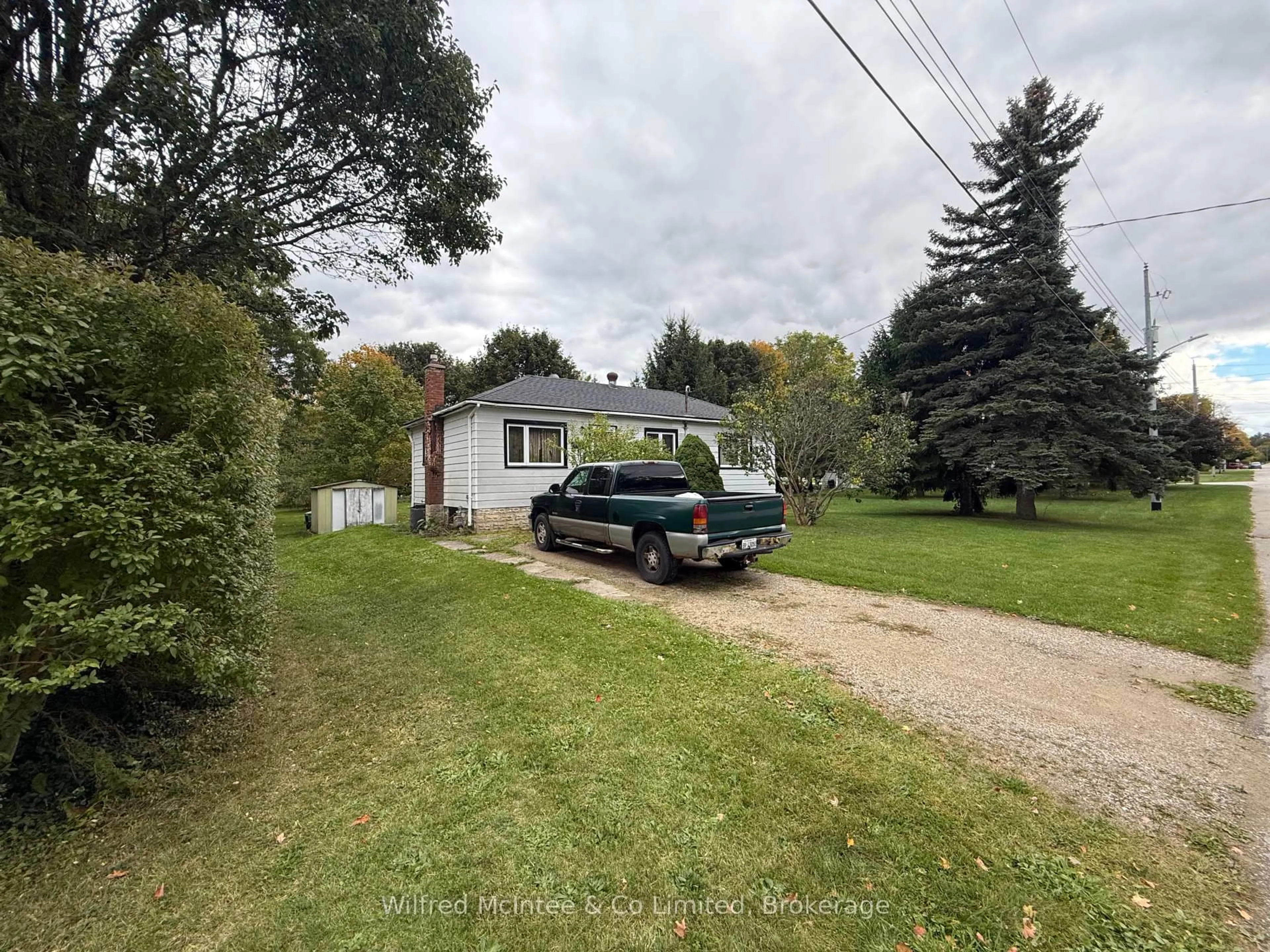 A pic from outside/outdoor area/front of a property/back of a property/a pic from drone, street for 408 Mary St, Brockton Ontario N0G 2V0
