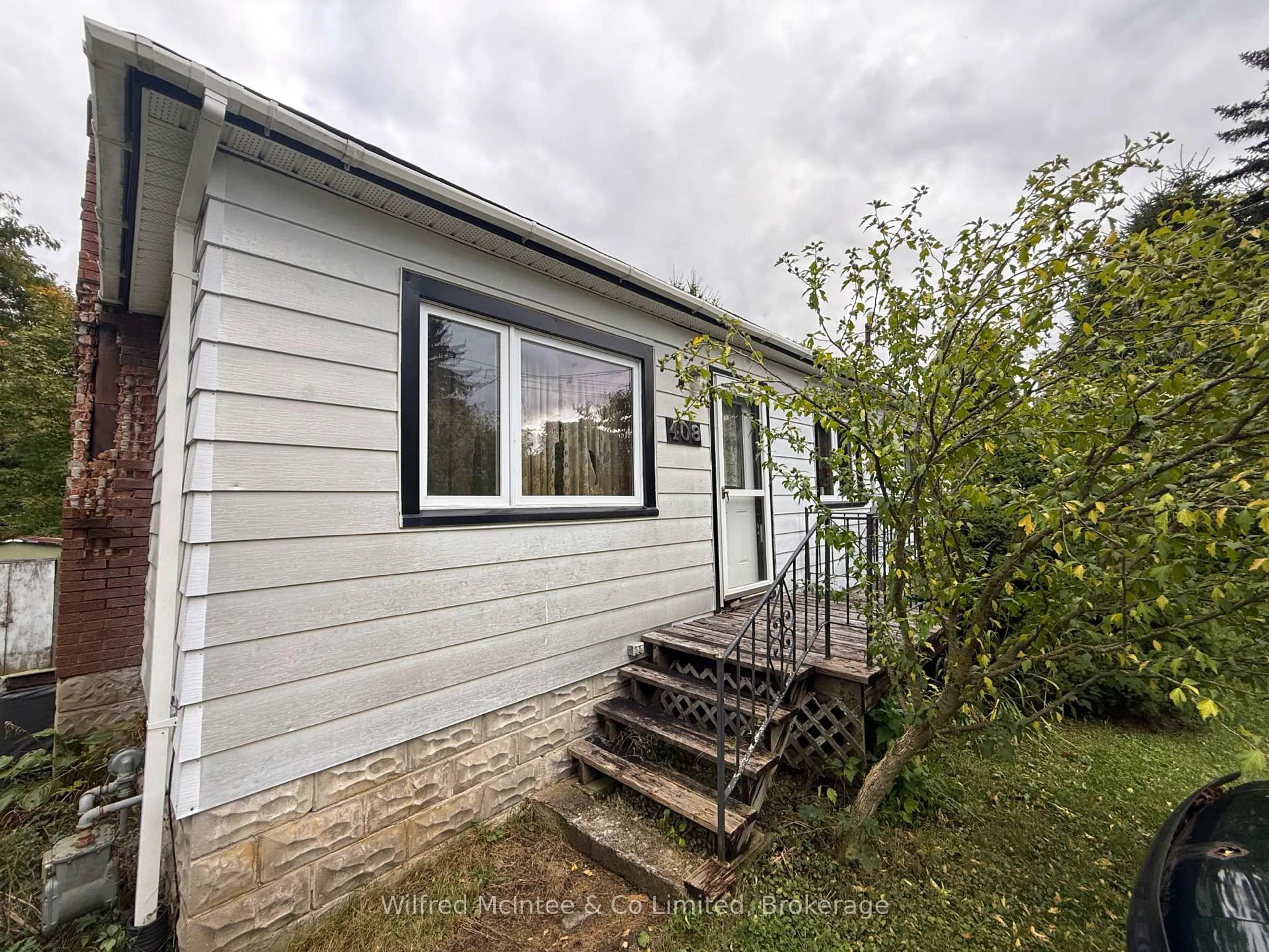 A pic from outside/outdoor area/front of a property/back of a property/a pic from drone, building for 408 Mary St, Brockton Ontario N0G 2V0