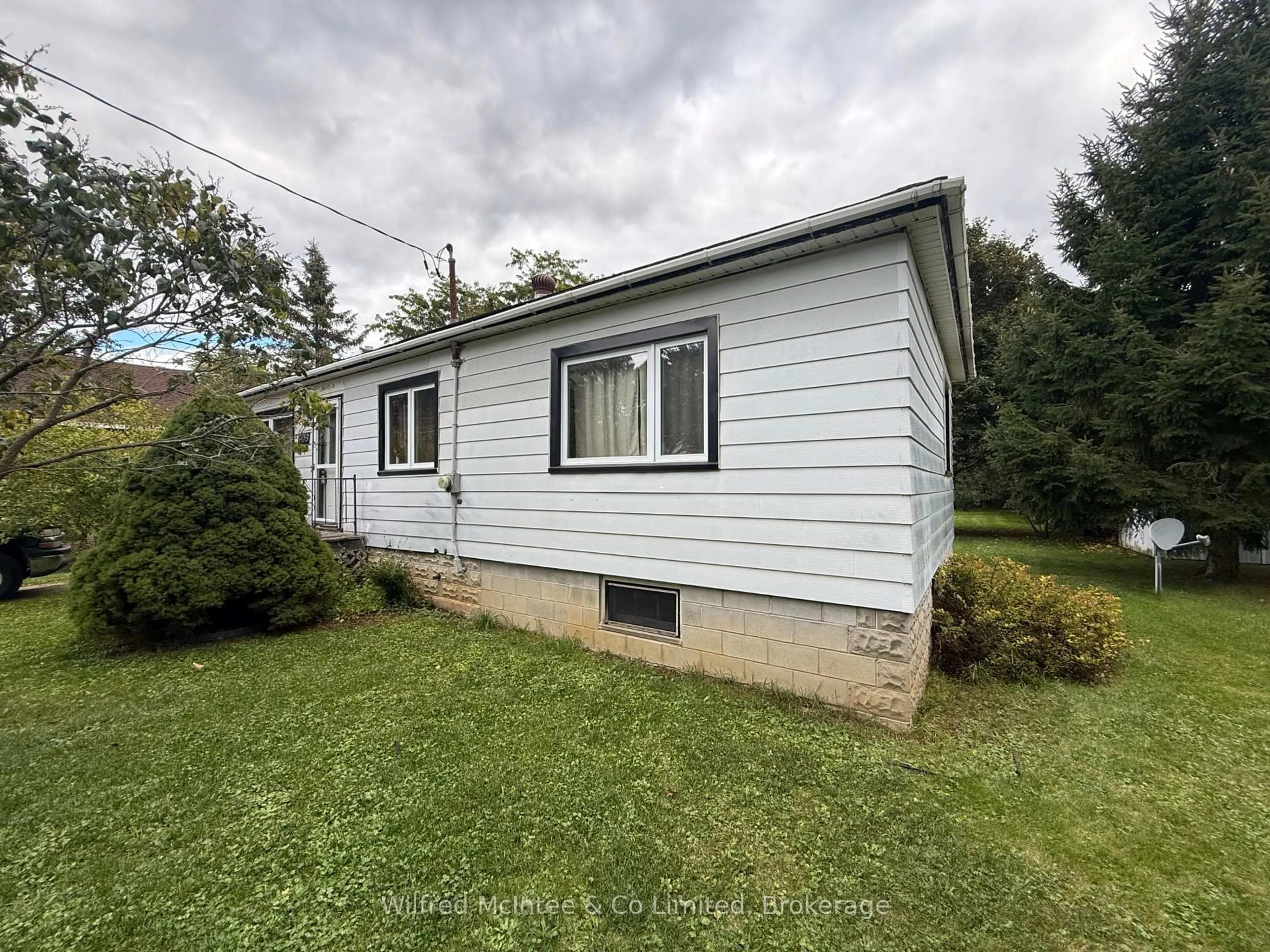 A pic from outside/outdoor area/front of a property/back of a property/a pic from drone, building for 408 Mary St, Brockton Ontario N0G 2V0