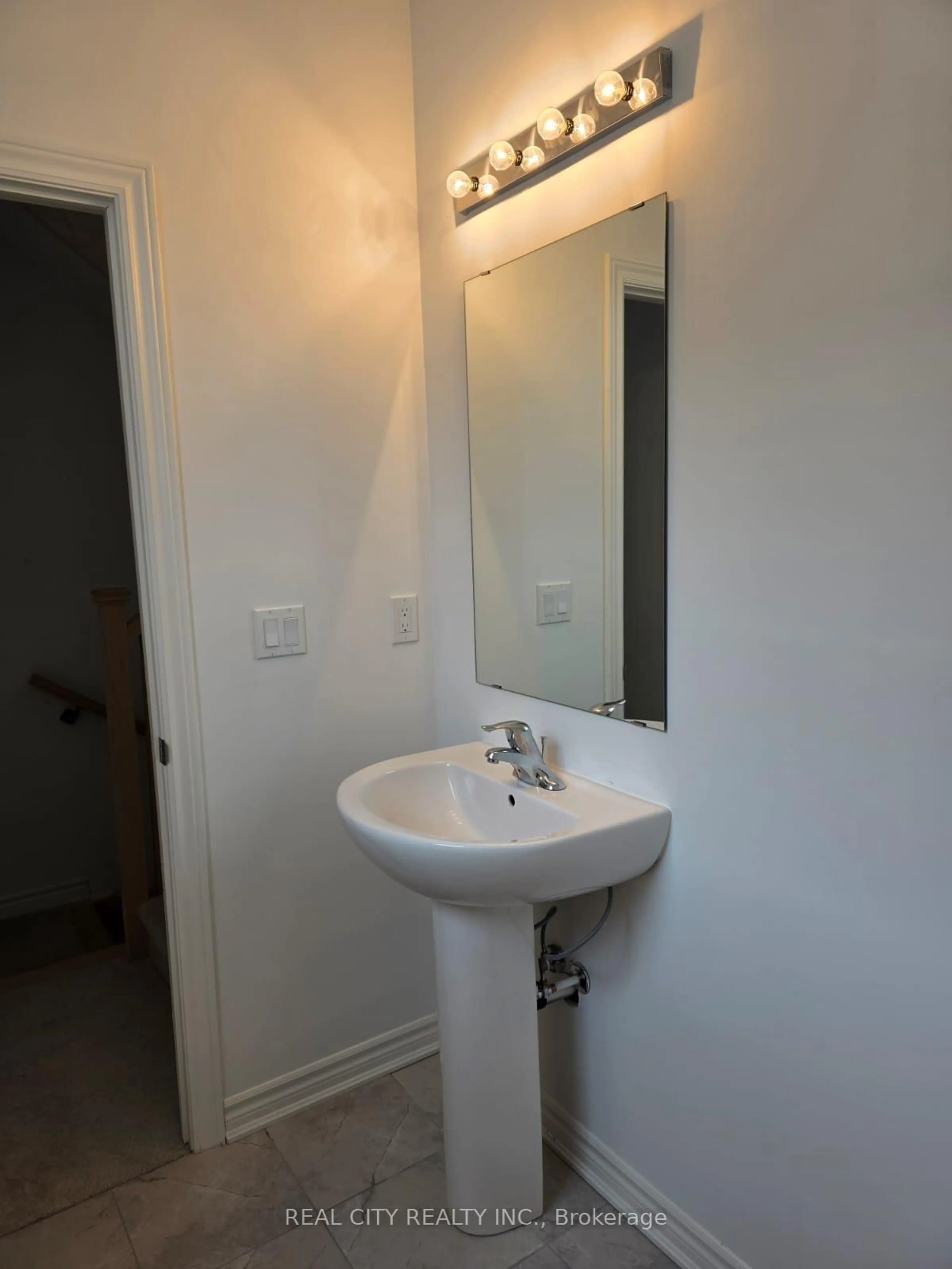 Standard bathroom, unknown for 18 Bradden Cres, Belleville Ontario K8N 0T8