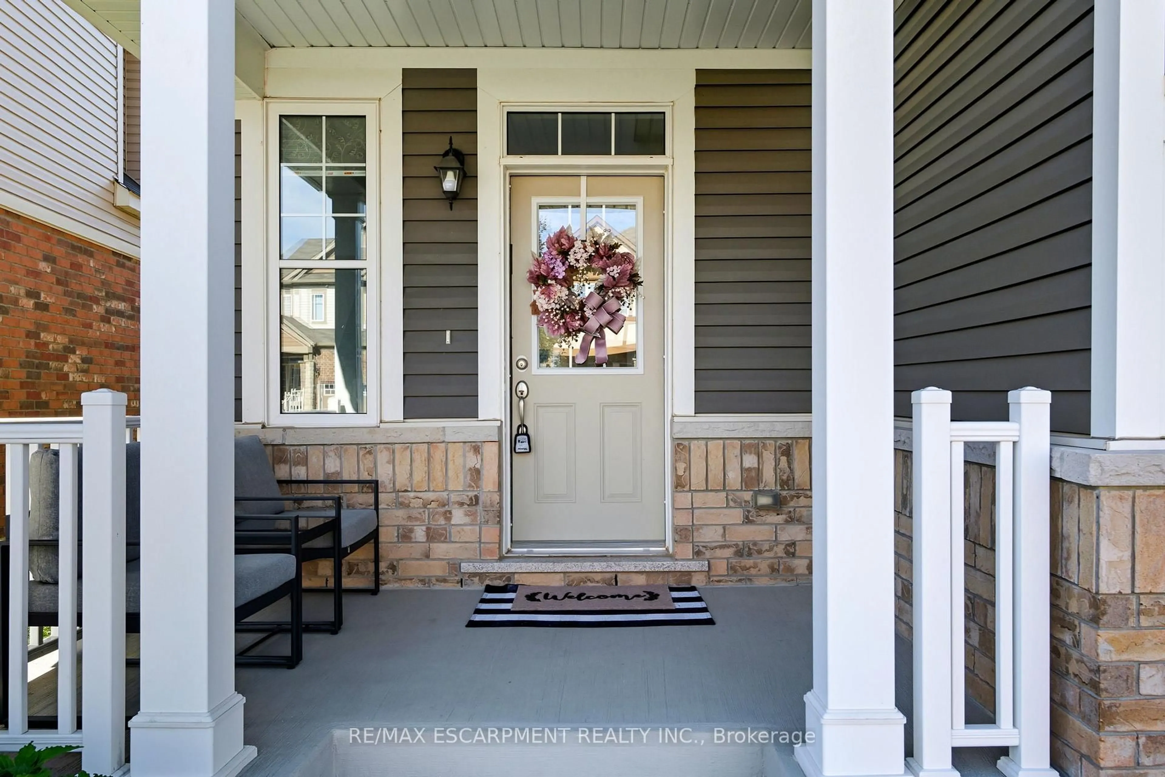 Indoor entryway for 15 Bastia St, Hamilton Ontario L8B 1V3
