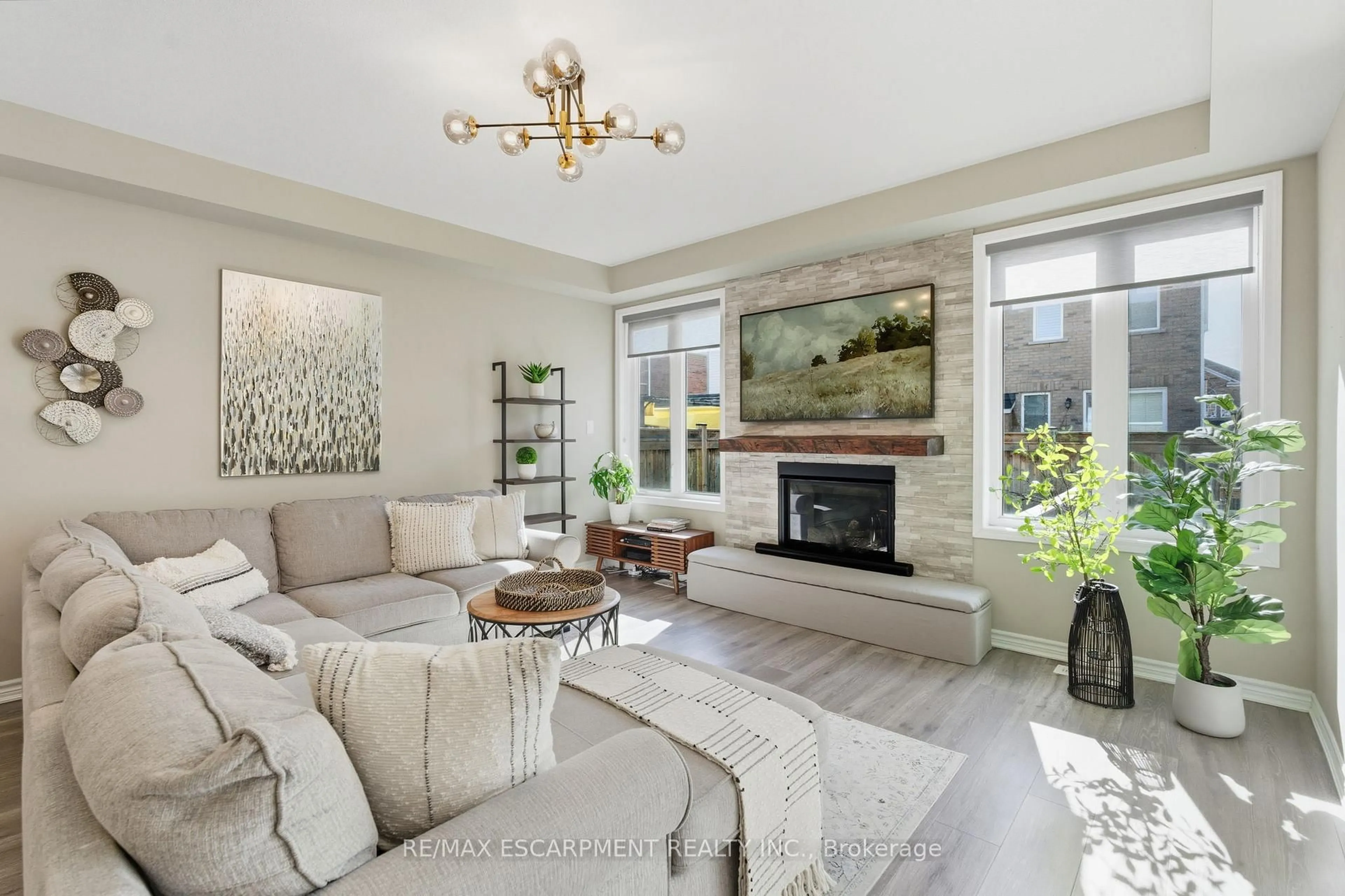 Living room with furniture, unknown for 15 Bastia St, Hamilton Ontario L8B 1V3