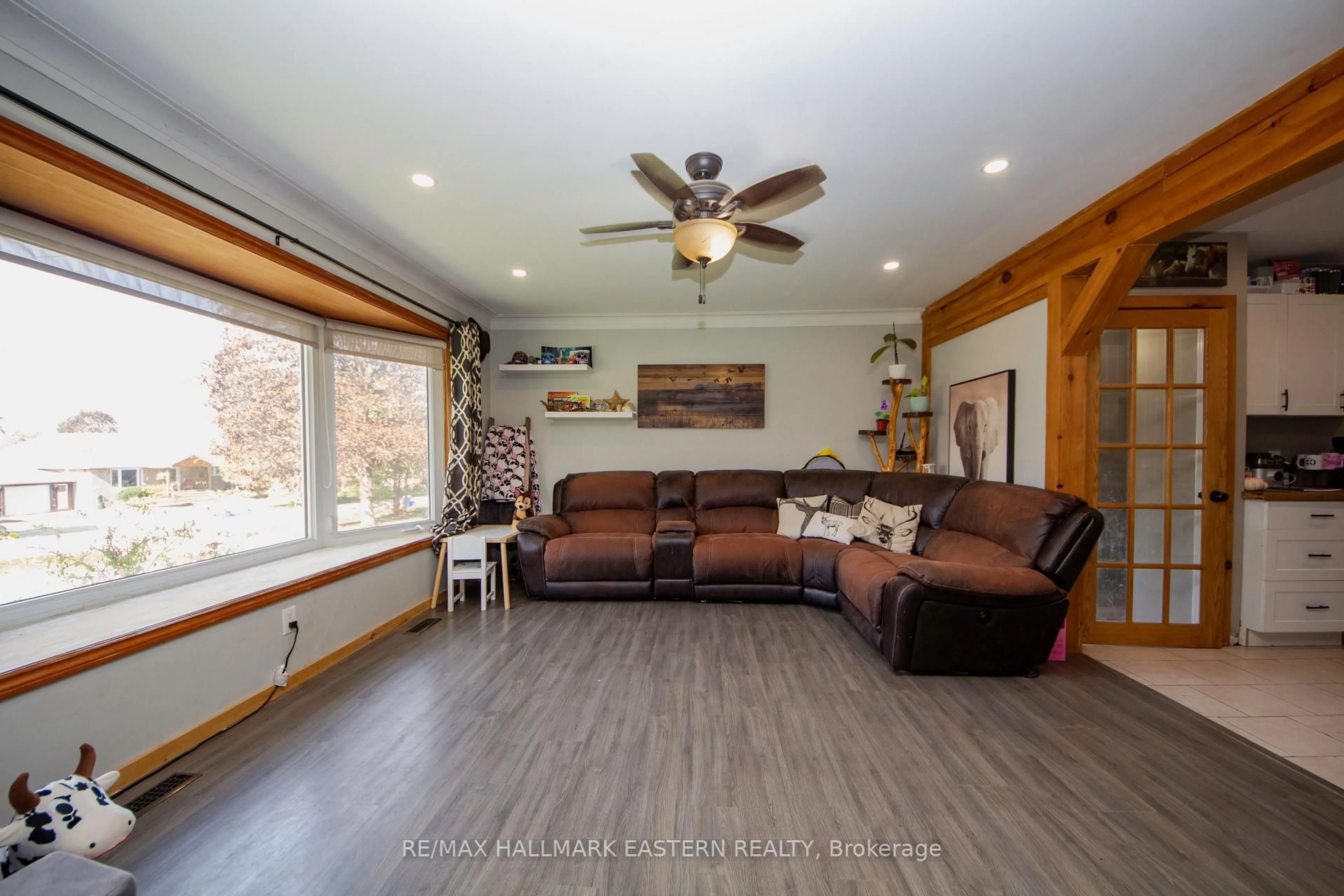 Living room with furniture, wood/laminate floor for 1259 Mann Rd, Selwyn Ontario K0L 1H0