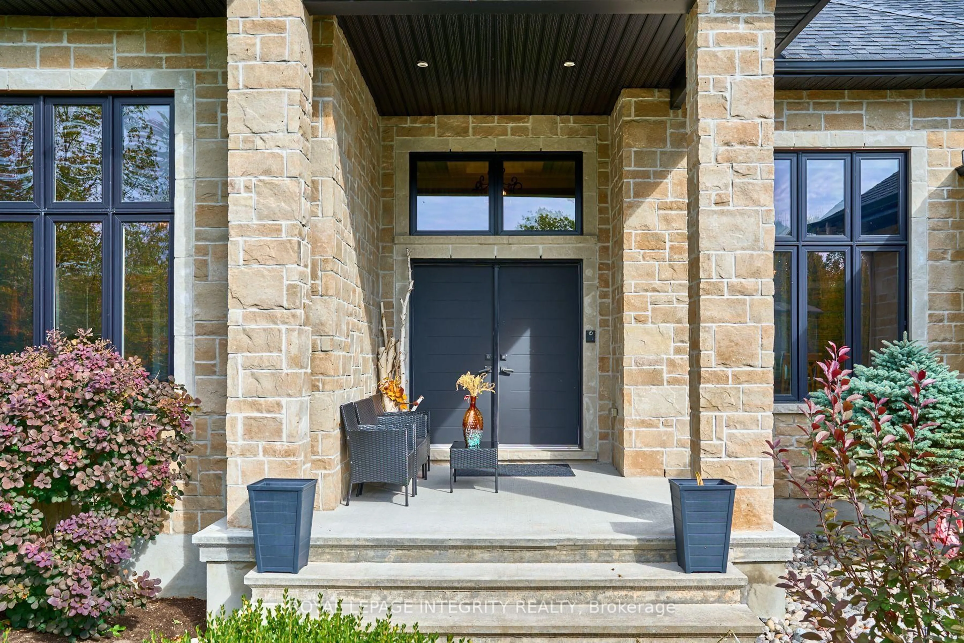 Indoor entryway for 1954 Cedarlakes Way, Ottawa Ontario K4P 0E4