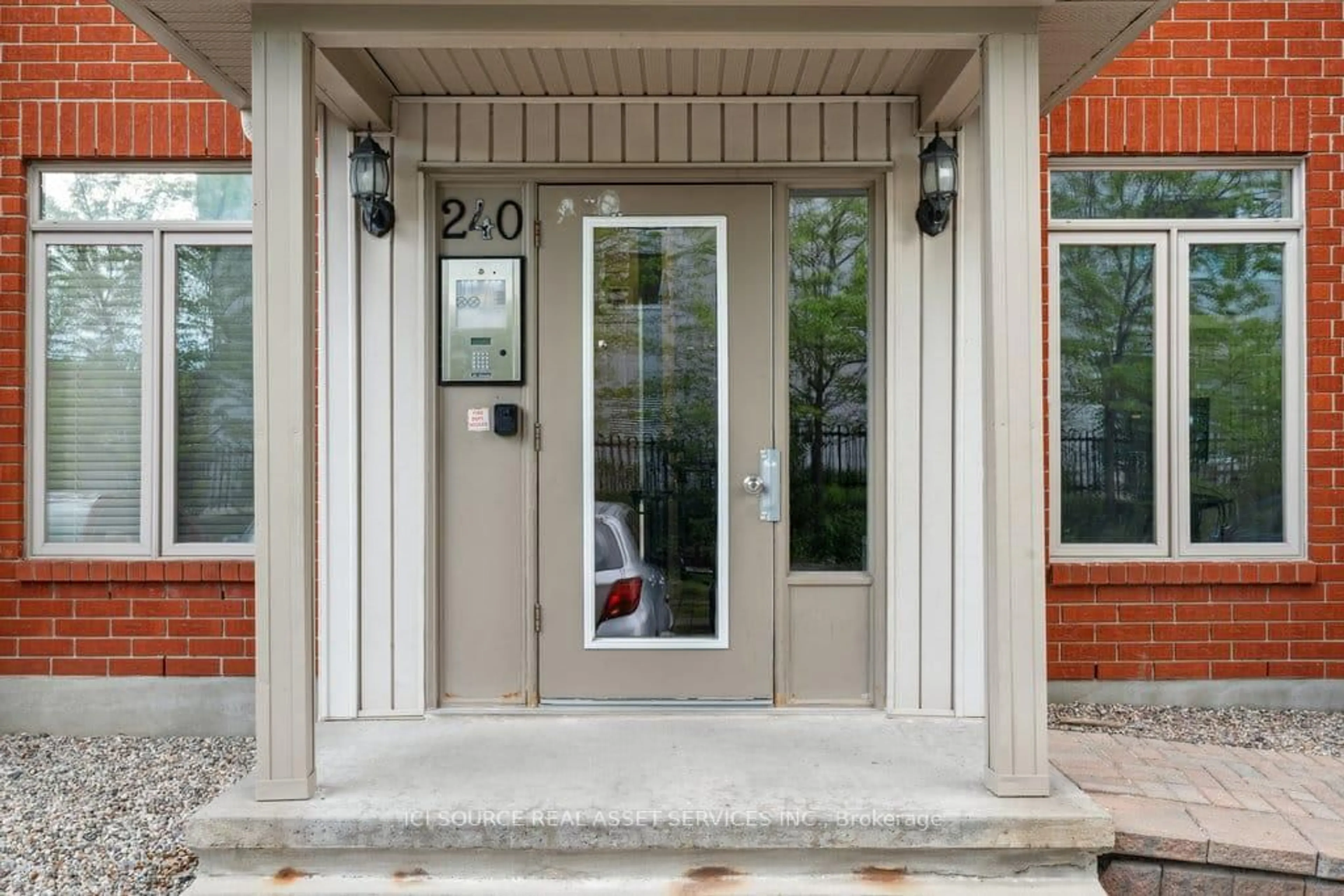 Indoor entryway for 240 Meilleur Private #B, Ottawa Ontario K1L 0A3