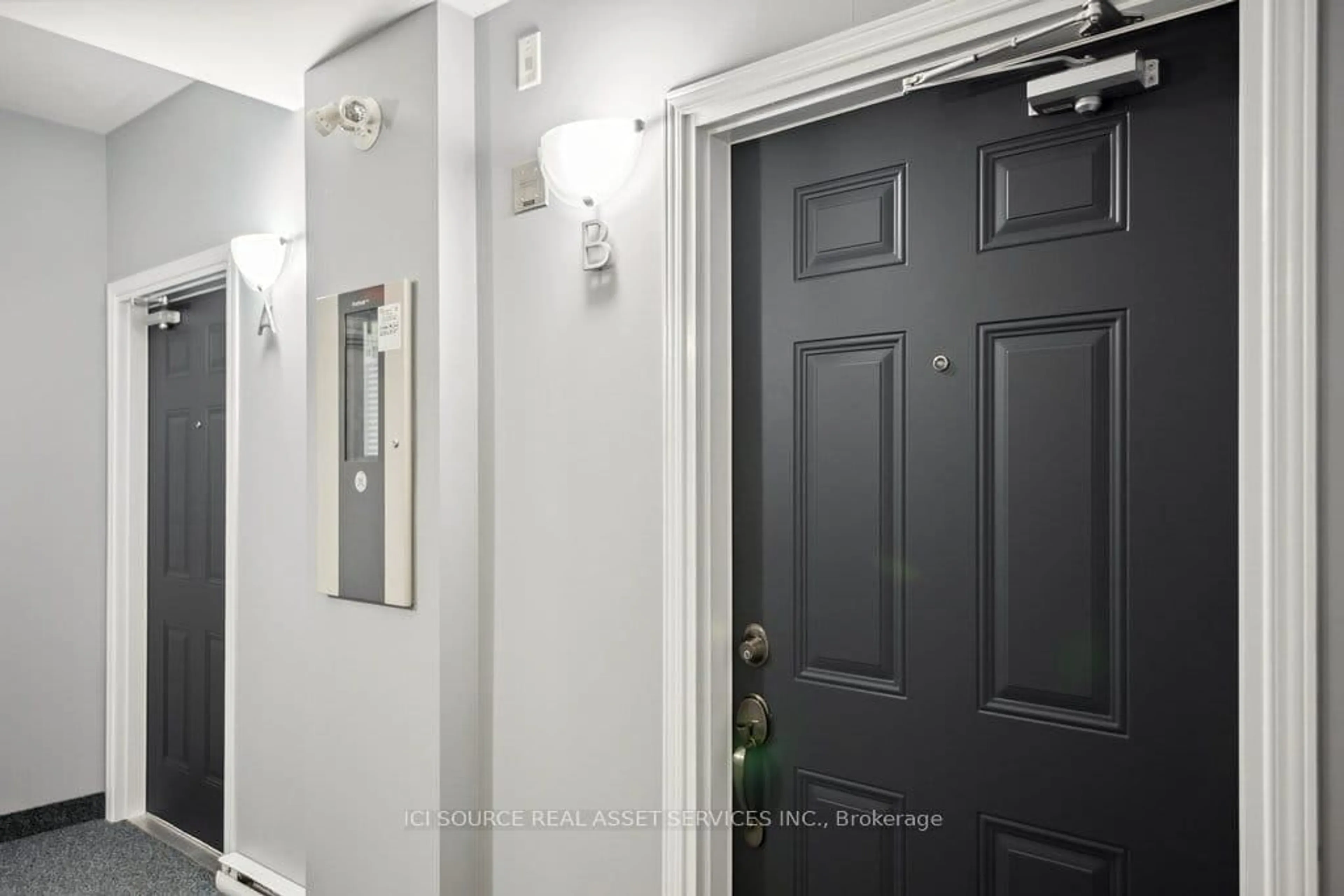 Indoor entryway for 240 Meilleur Private #B, Ottawa Ontario K1L 0A3