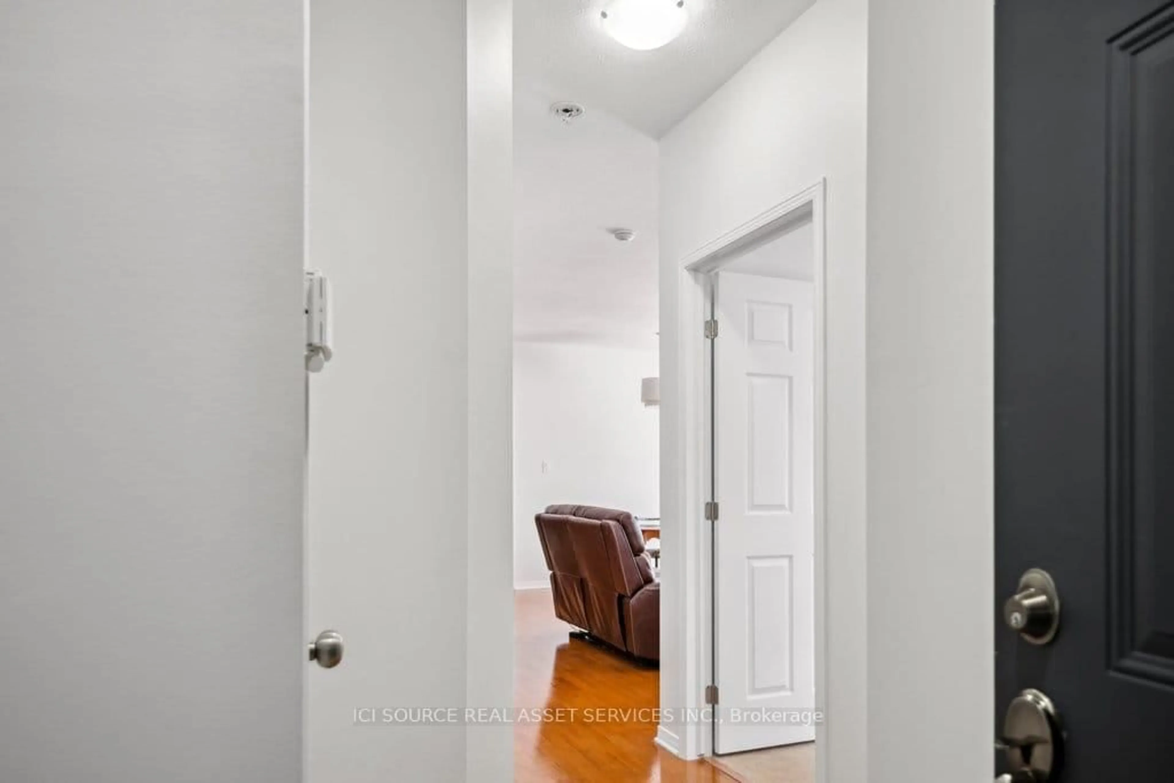 Indoor entryway for 240 Meilleur Private #B, Ottawa Ontario K1L 0A3