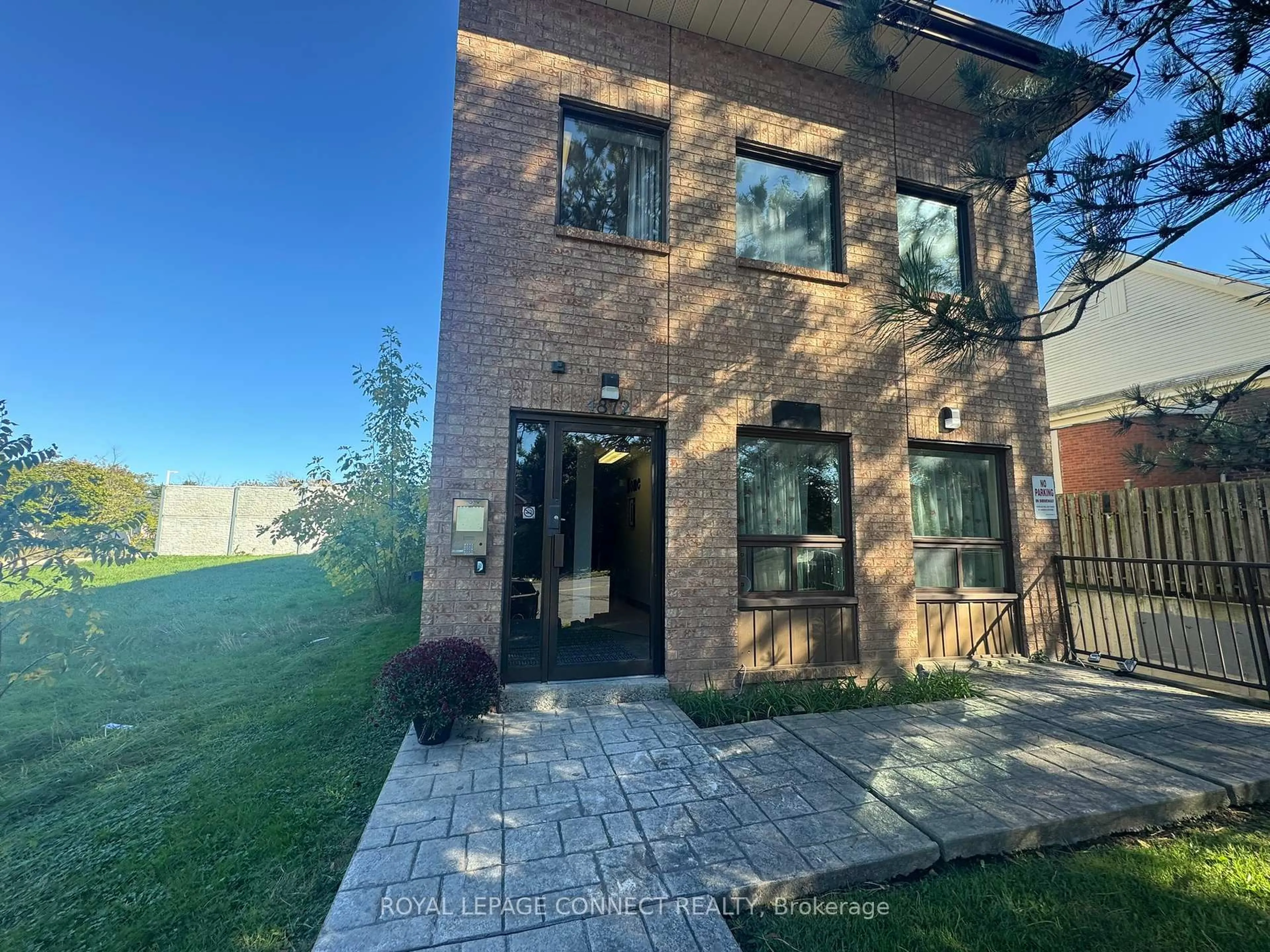 Home with brick exterior material, street for 4872 Valley Way #303, Niagara Falls Ontario L2E 1W3