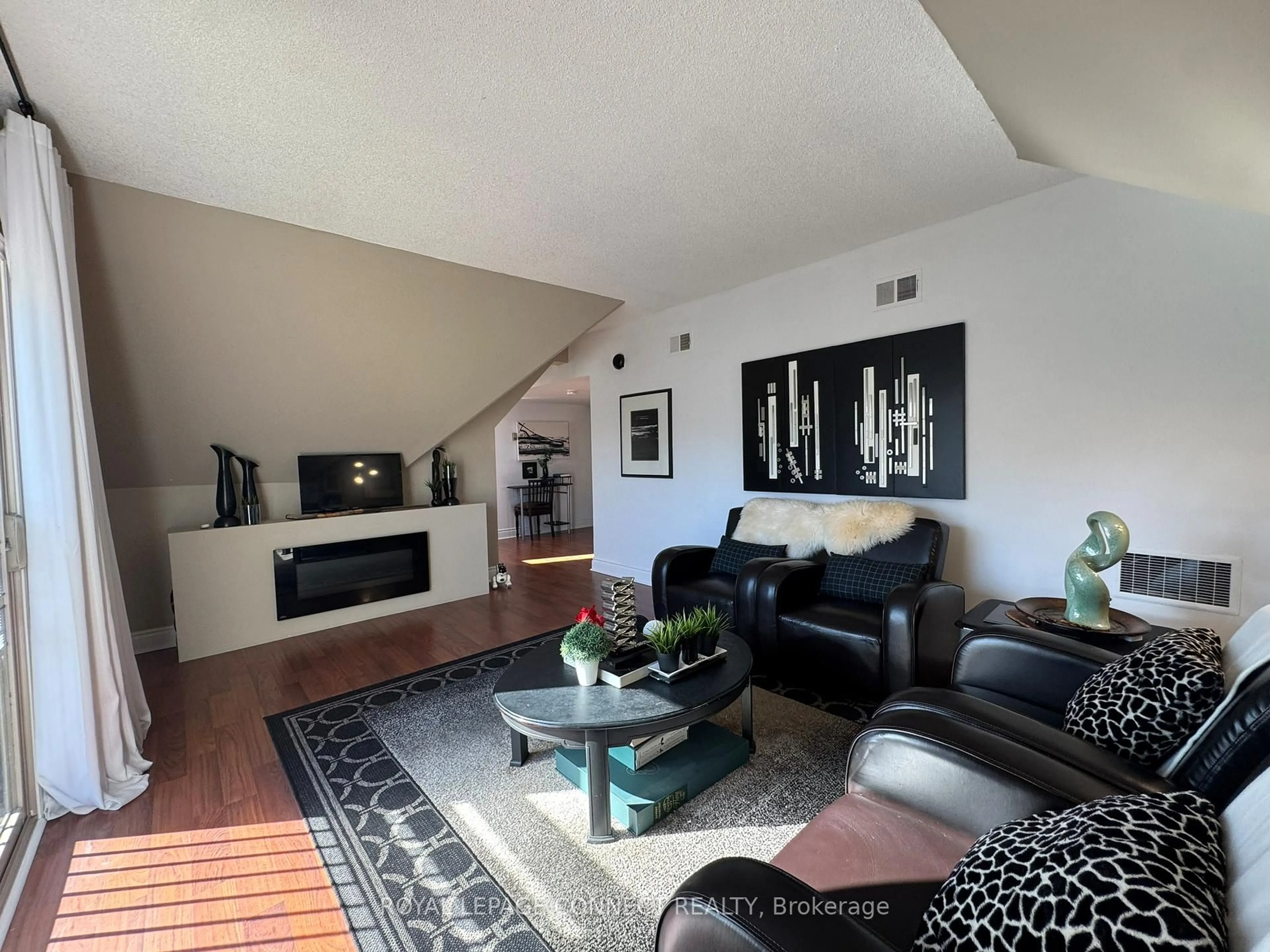 Living room with furniture, unknown for 4872 Valley Way #303, Niagara Falls Ontario L2E 1W3