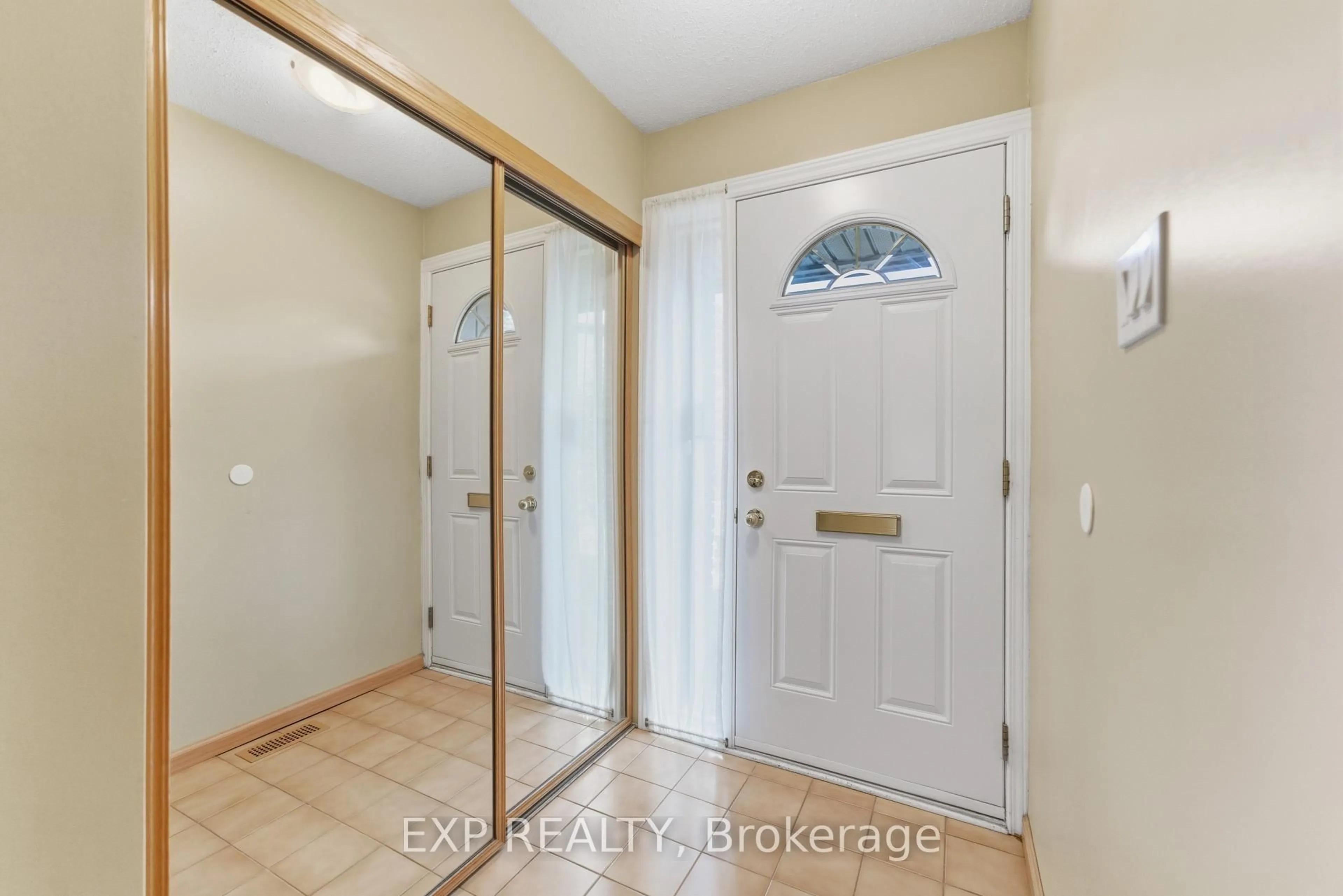 Indoor entryway for 1900 MARQUIS Ave #73, Ottawa Ontario K1J 8J2