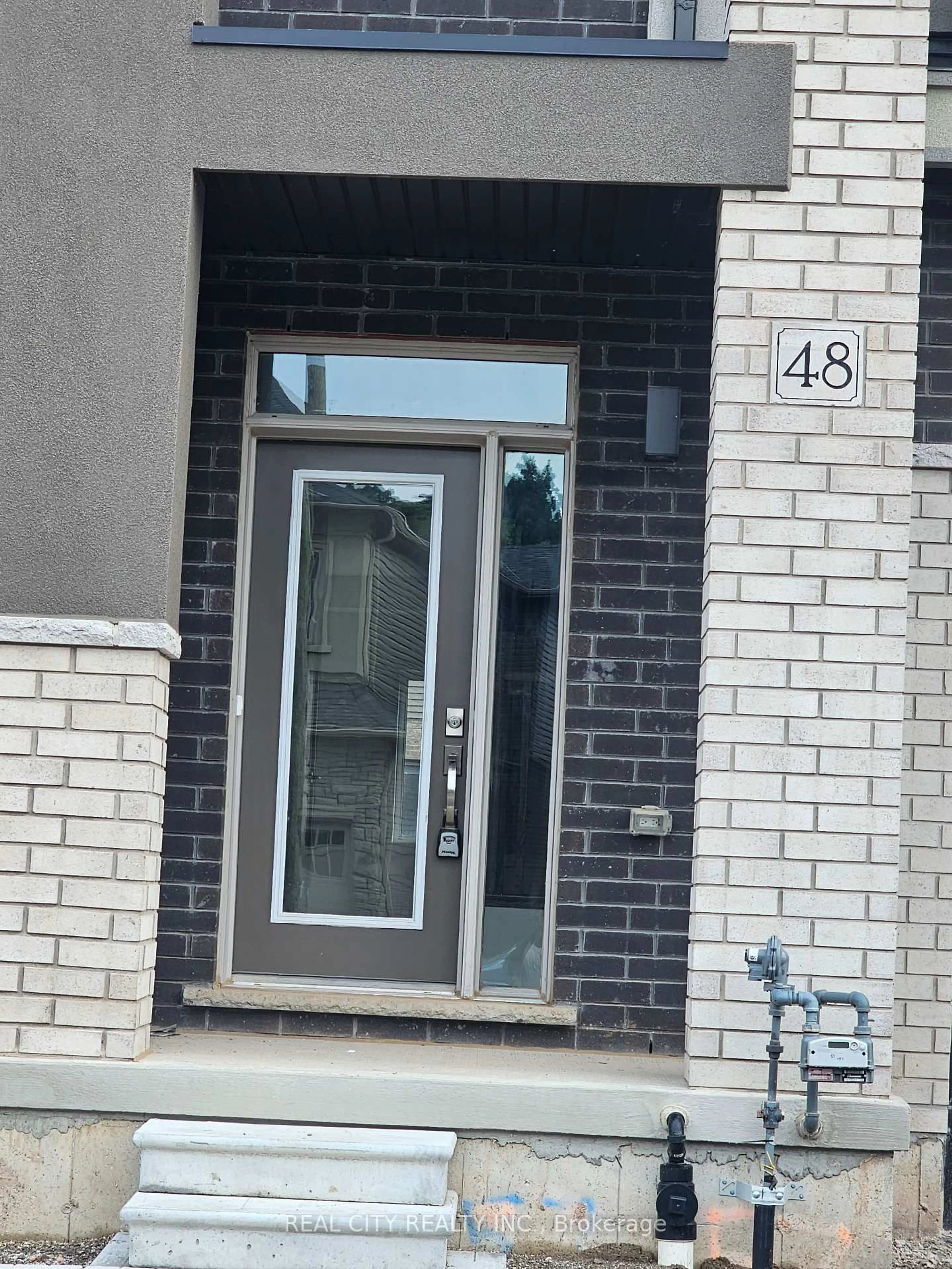 Indoor entryway for 48 McKernan Ave, Brantford Ontario N3V 0C2