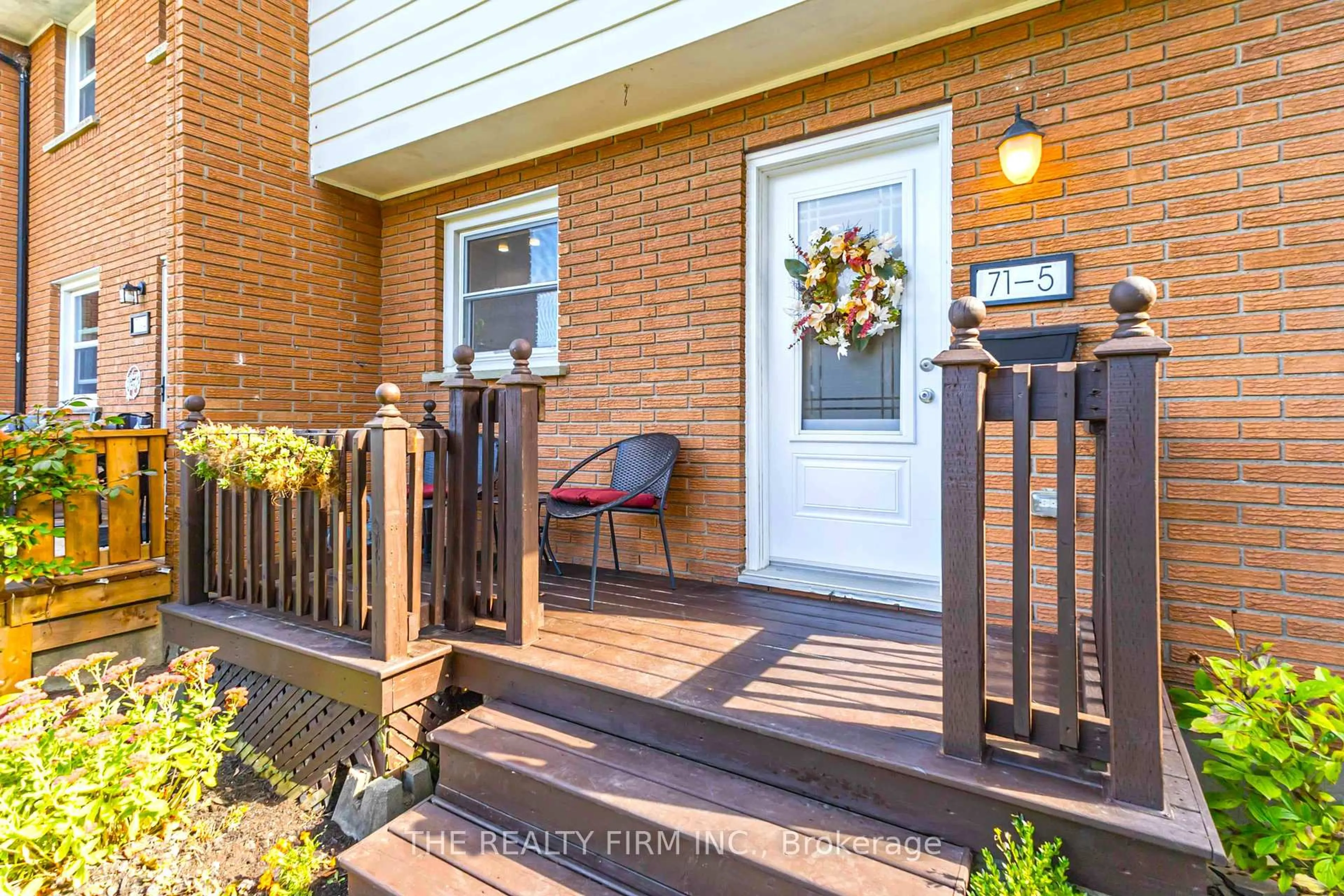 Indoor entryway for 71 Parkside Dr #5, St. Thomas Ontario N5R 3V1