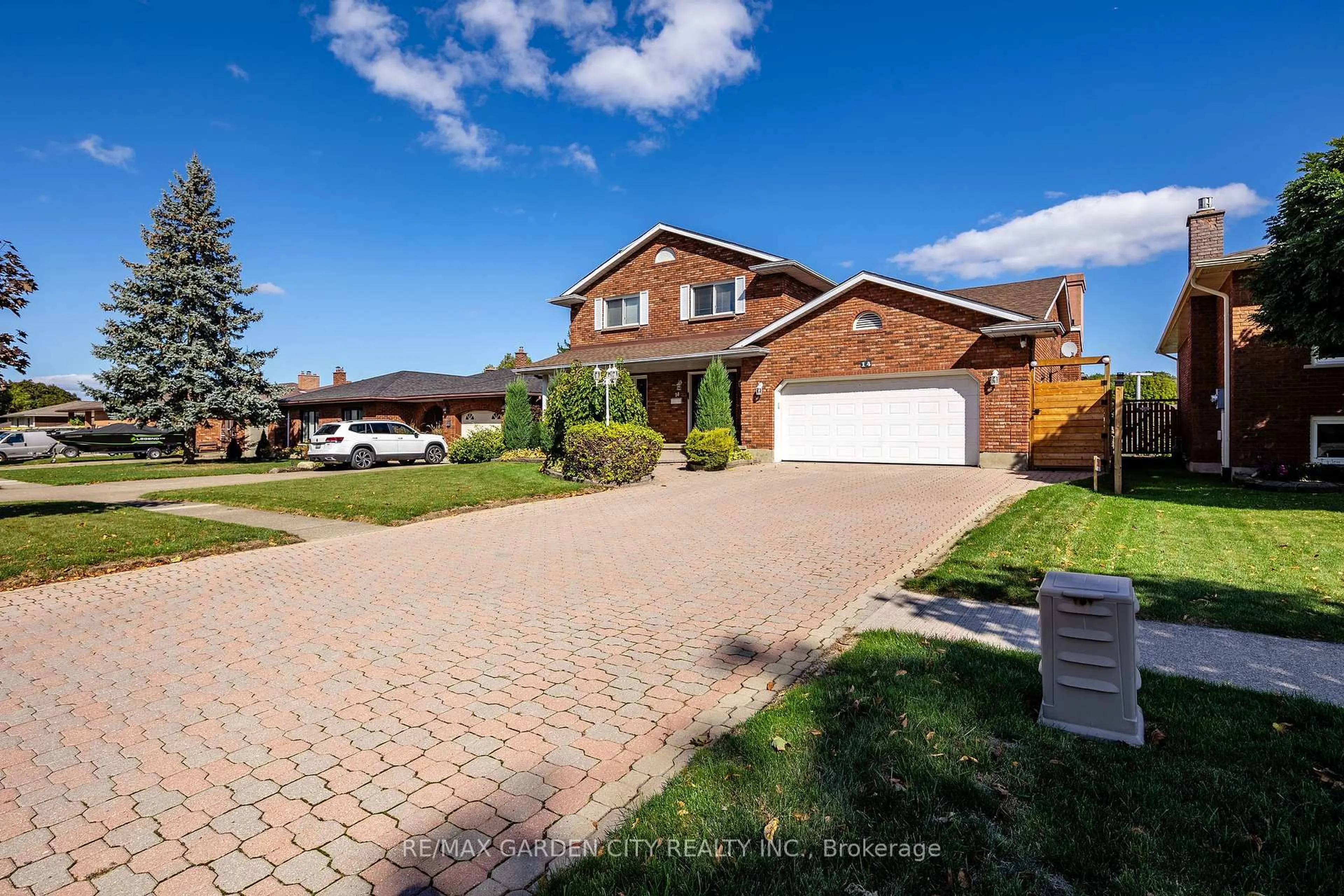 A pic from outside/outdoor area/front of a property/back of a property/a pic from drone, street for 14 Tupper Dr, Thorold Ontario L2V 4C7