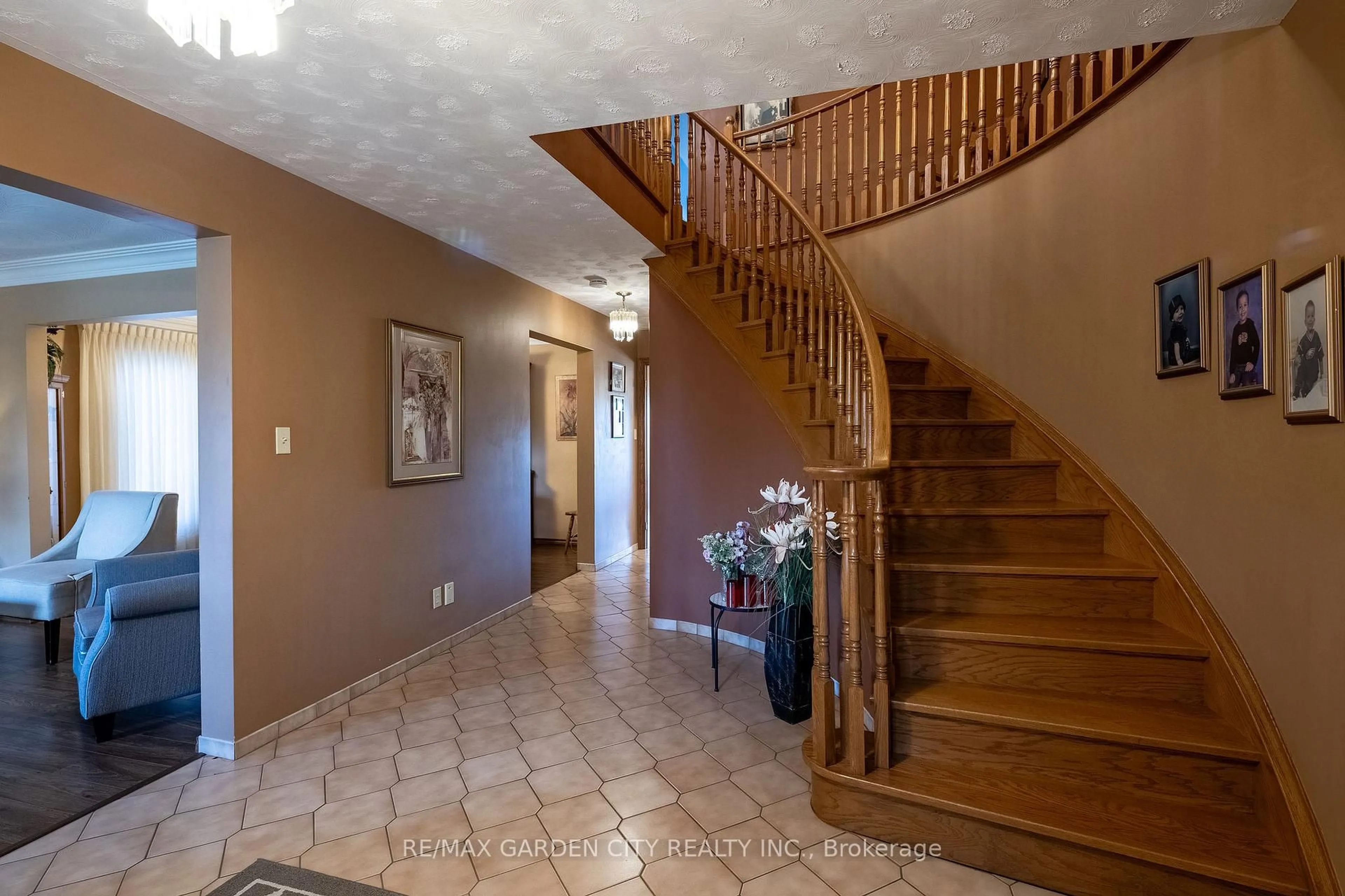 Indoor foyer for 14 Tupper Dr, Thorold Ontario L2V 4C7