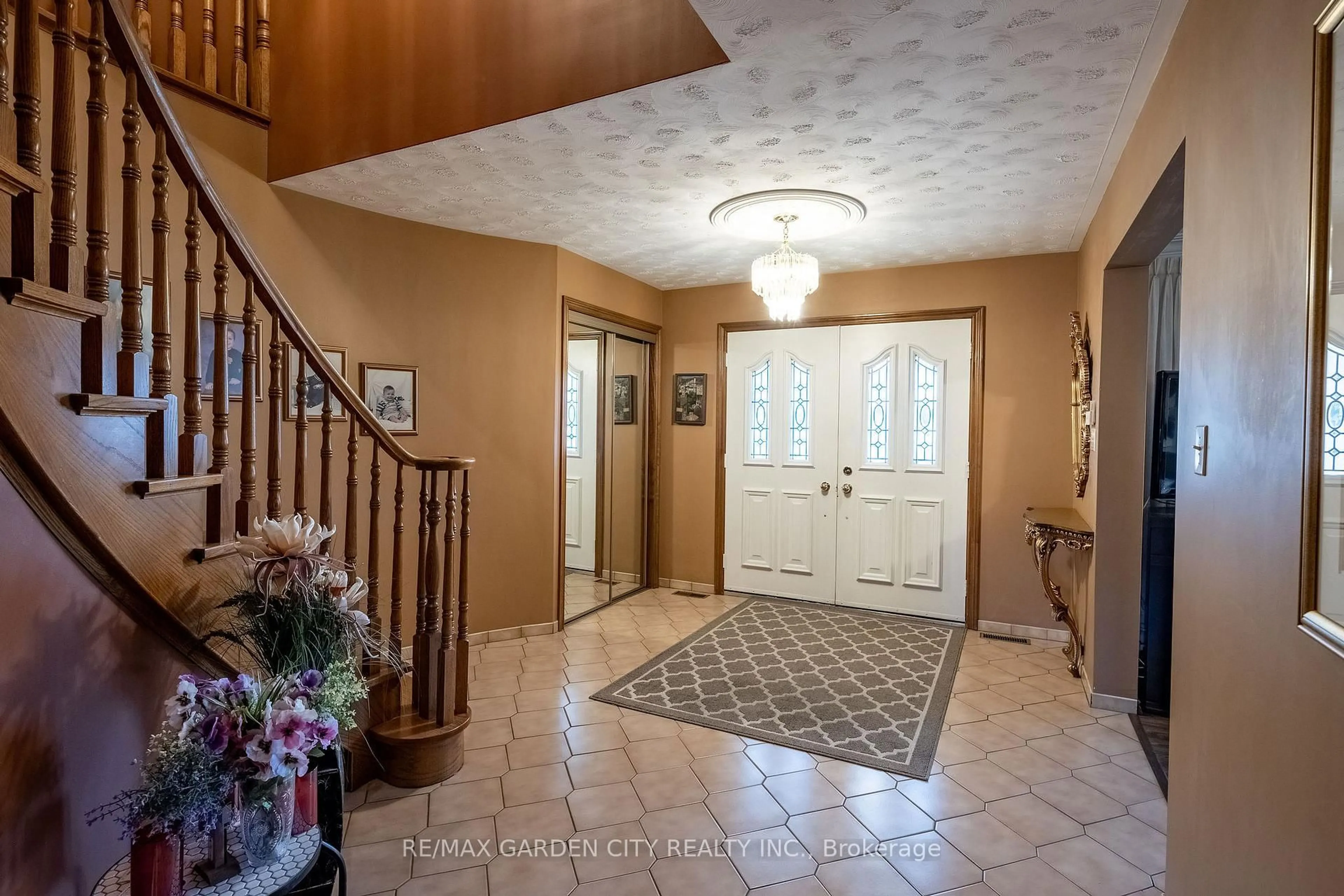 Indoor entryway for 14 Tupper Dr, Thorold Ontario L2V 4C7