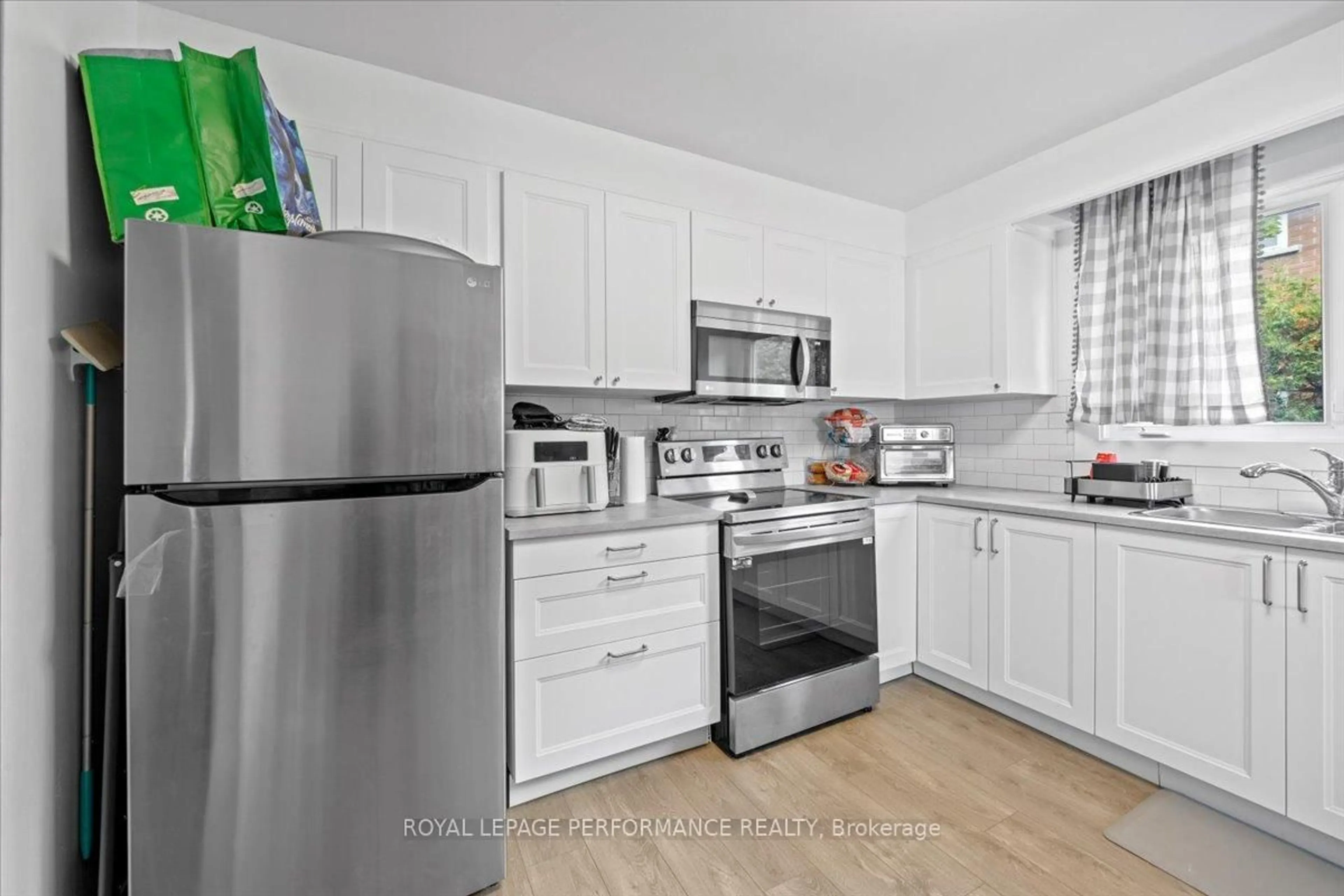 Standard kitchen, unknown for 1702 Russell Rd, Ottawa Ontario K1G 0M9